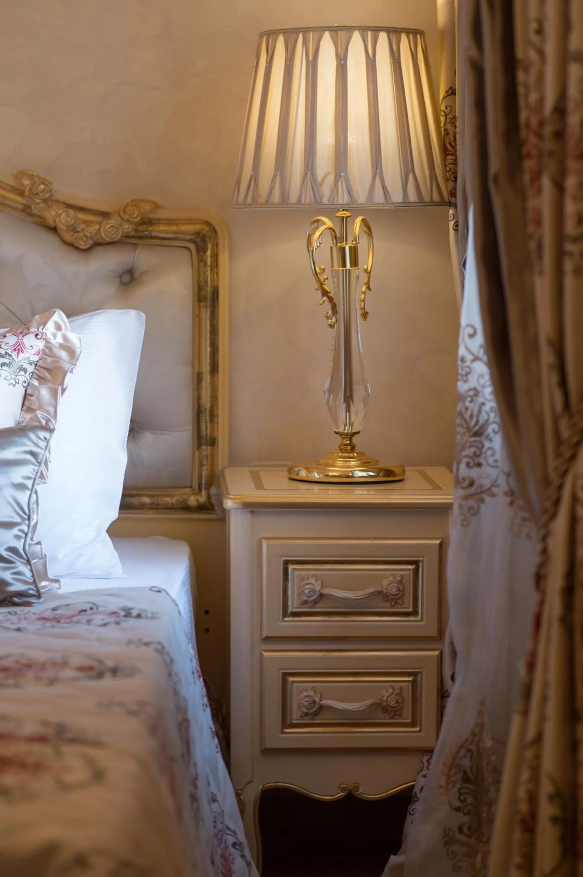 Bed in Conte Hotel & Restaurant