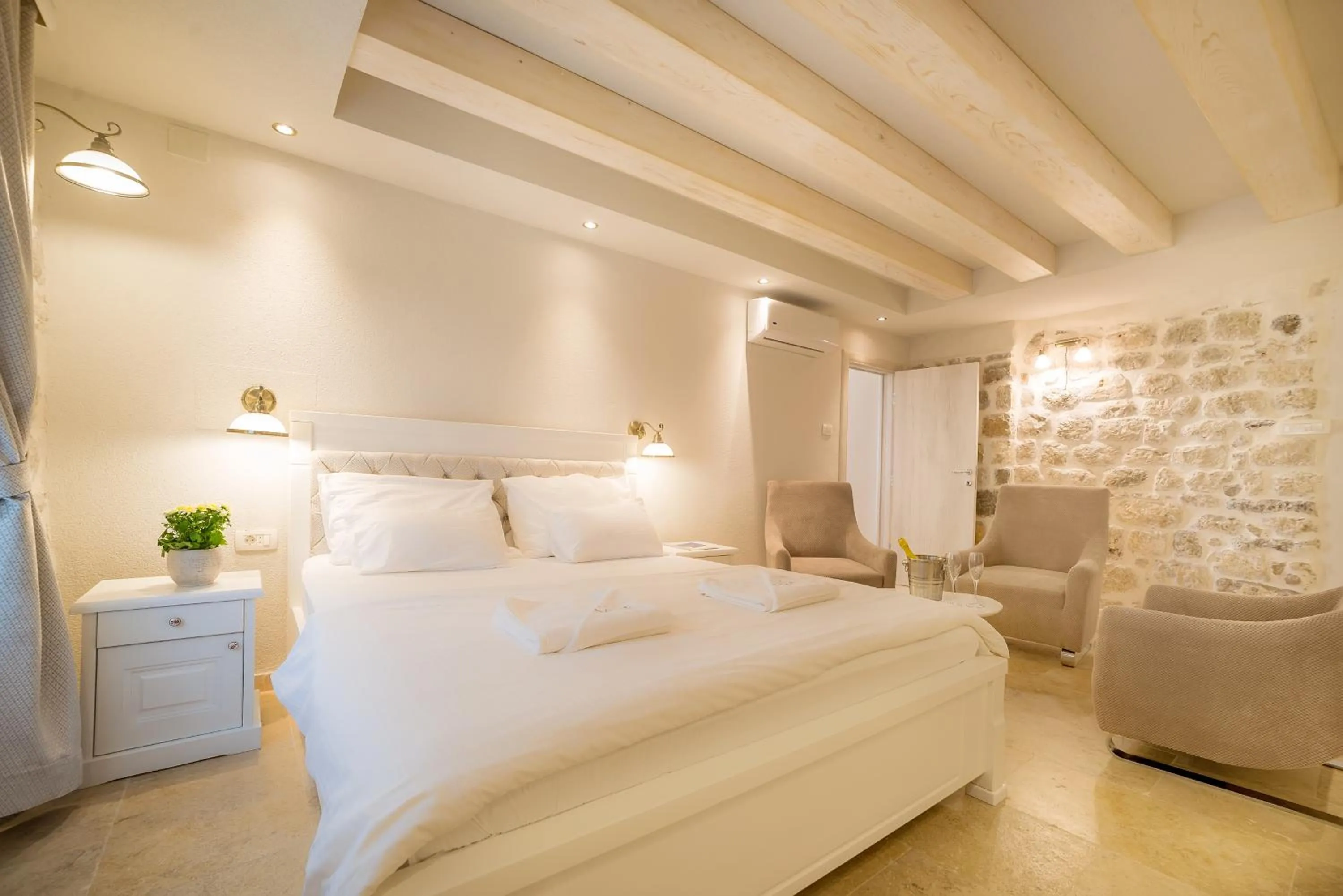 Bed in Conte Hotel & Restaurant