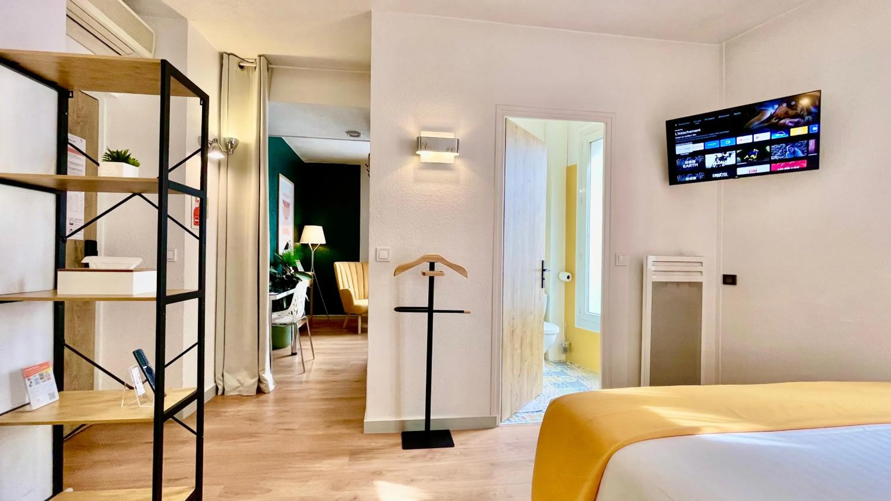 Photo of the whole room, Bed in Boulogne Résidence Hotel