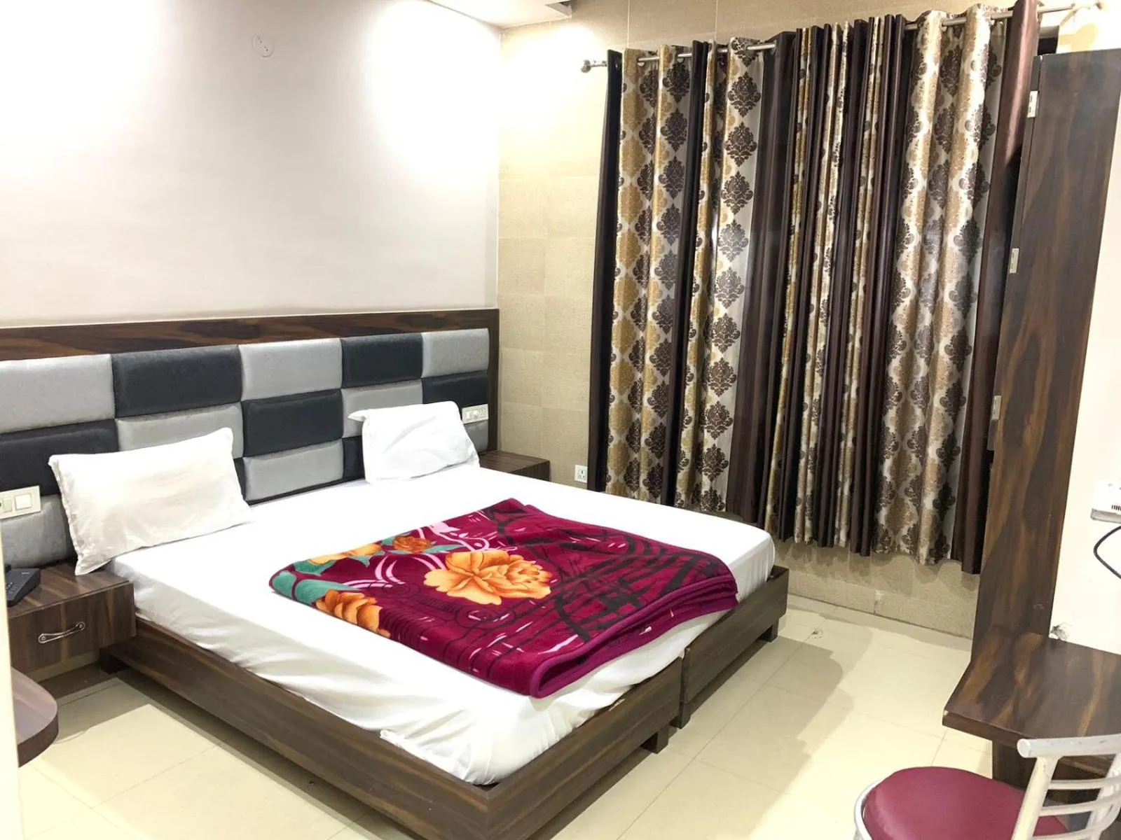 Bed in Hotel Sukhman Residency