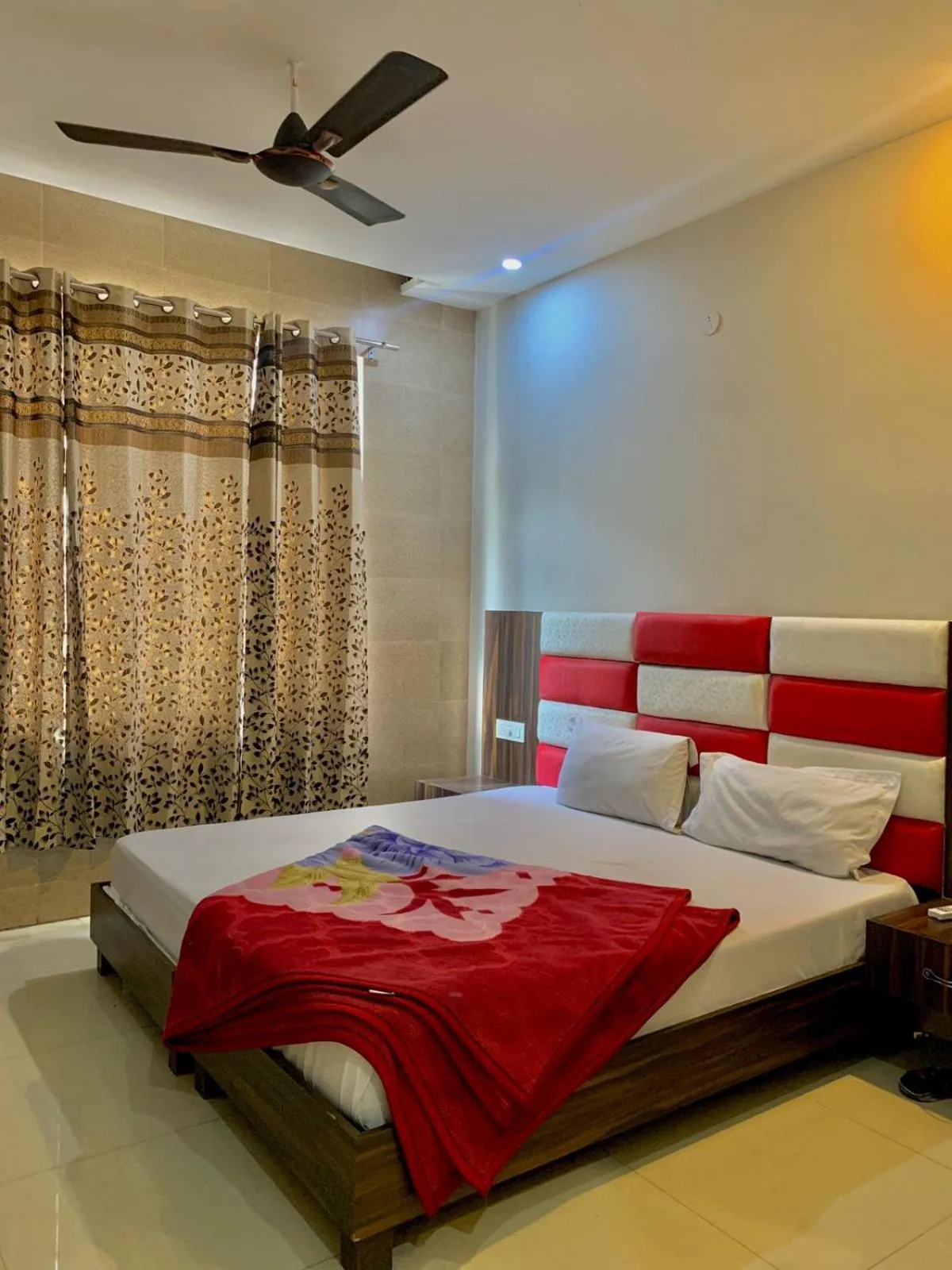 Bed in Hotel Sukhman Residency