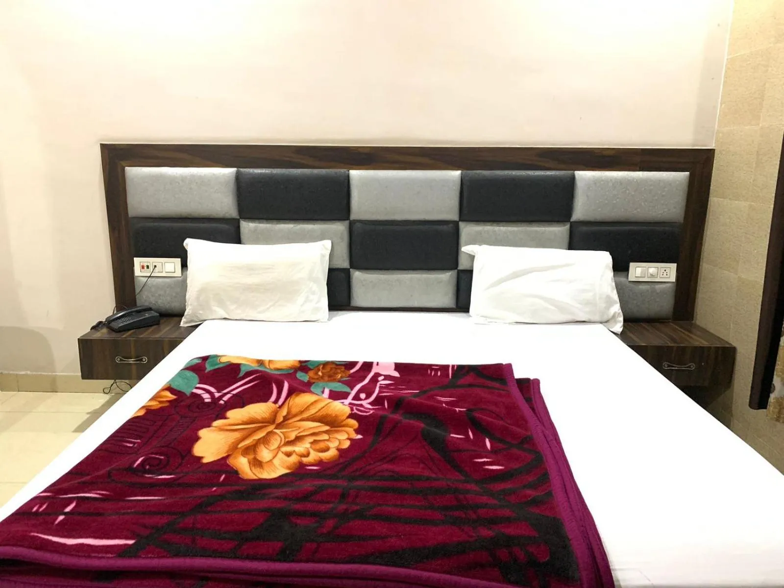 Bed in Hotel Sukhman Residency