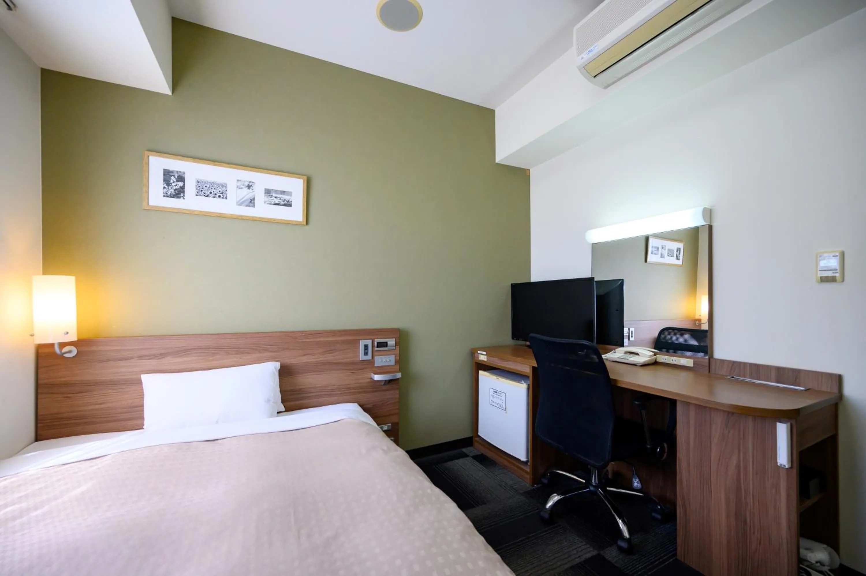 Photo of the whole room, Bed in Hotel Econo Kameyama
