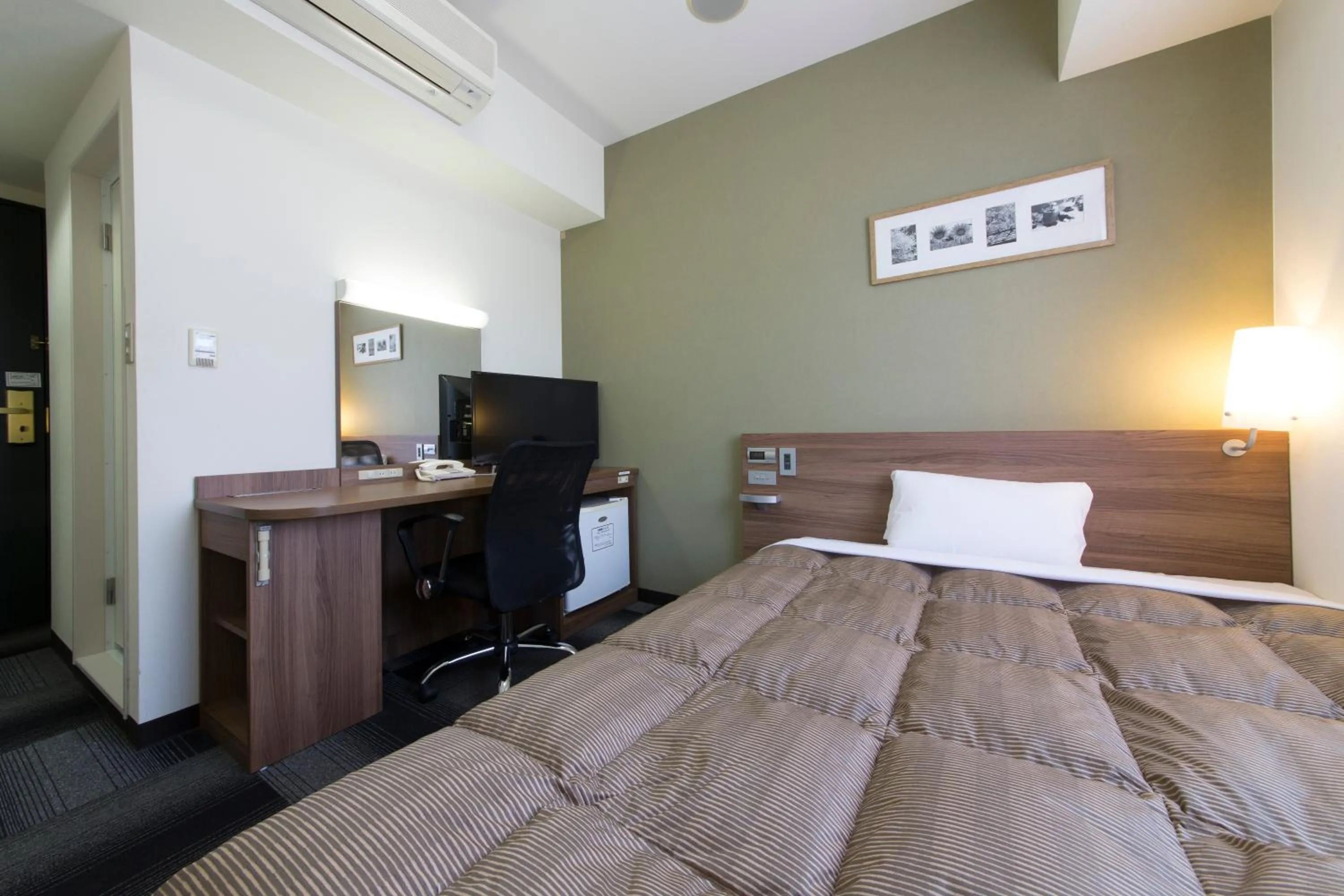 Photo of the whole room, Bed in Hotel Econo Kameyama