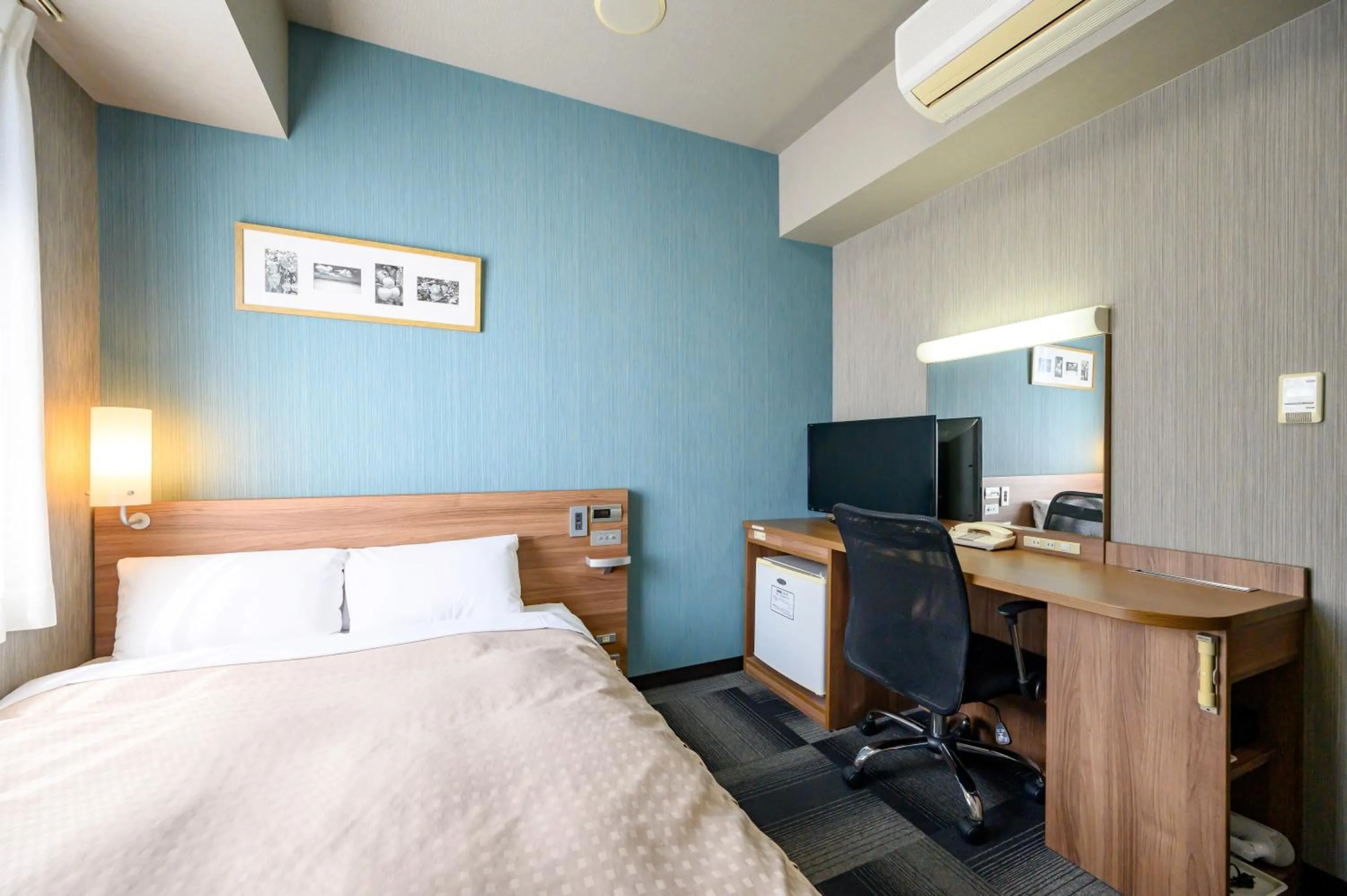 Photo of the whole room, Bed in Hotel Econo Kameyama