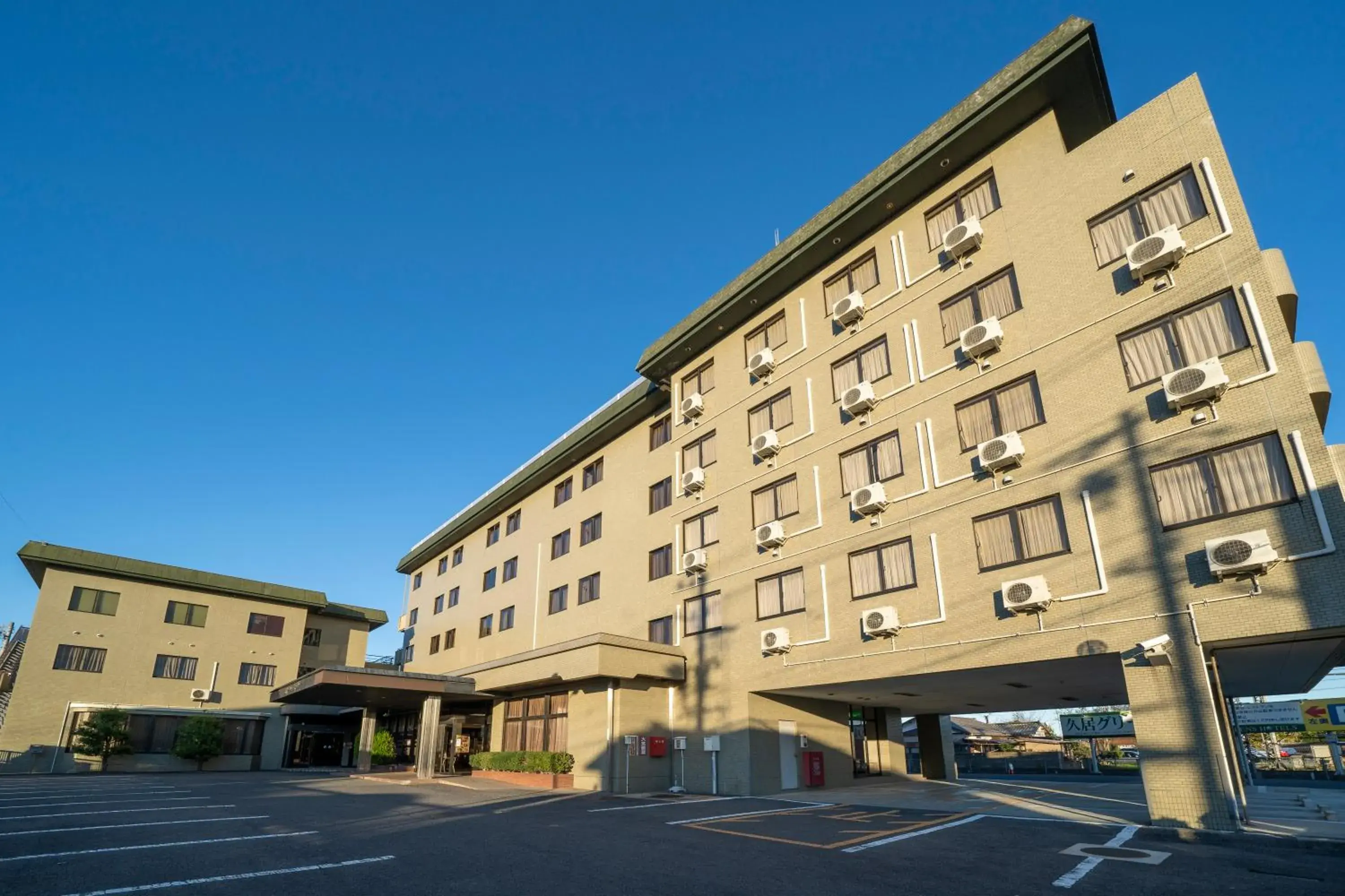 Property building in Hisai Green Hotel Property building in Hisai Green Hotel