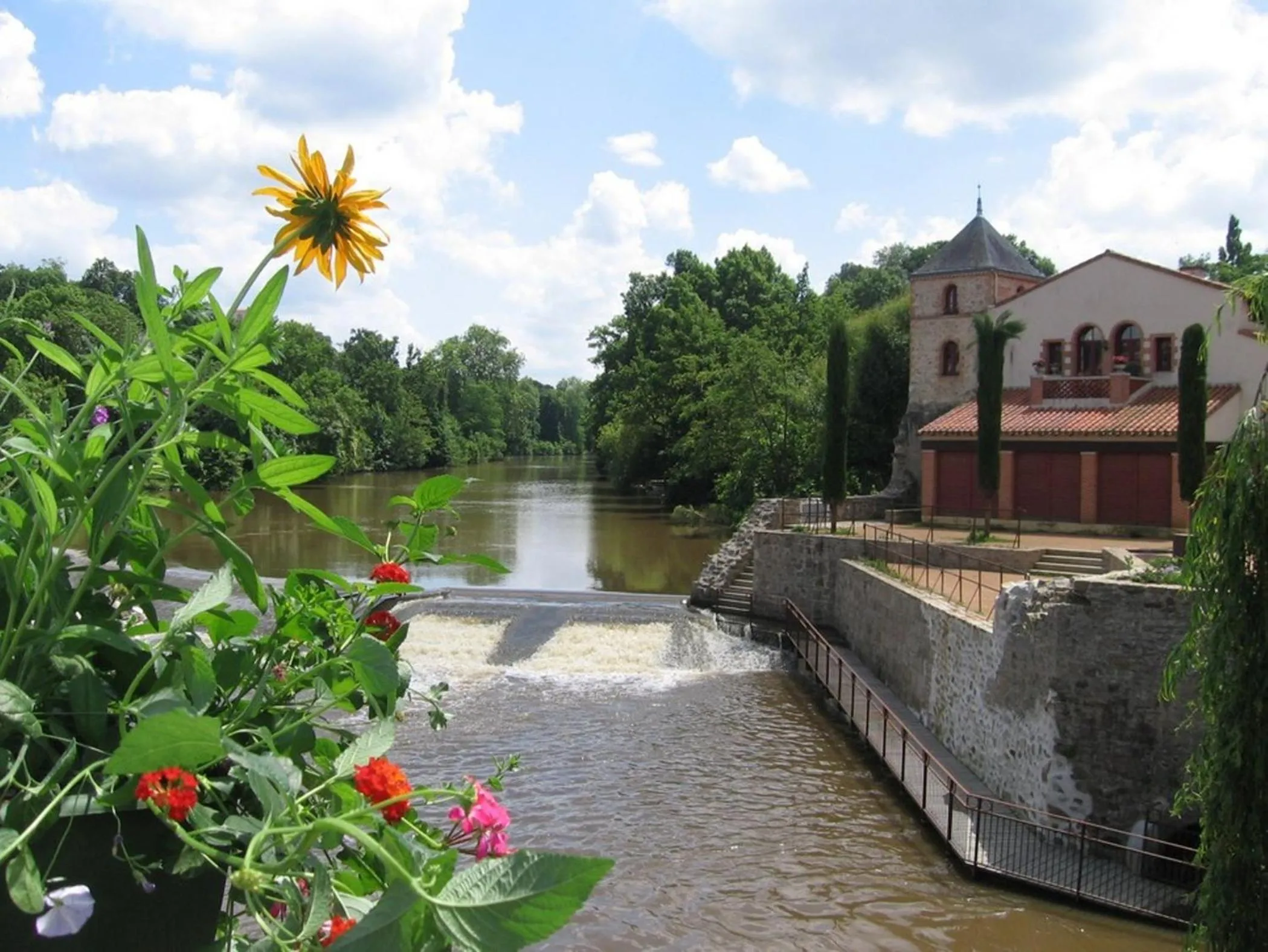 Nearby landmark in Ternélia Henri IV