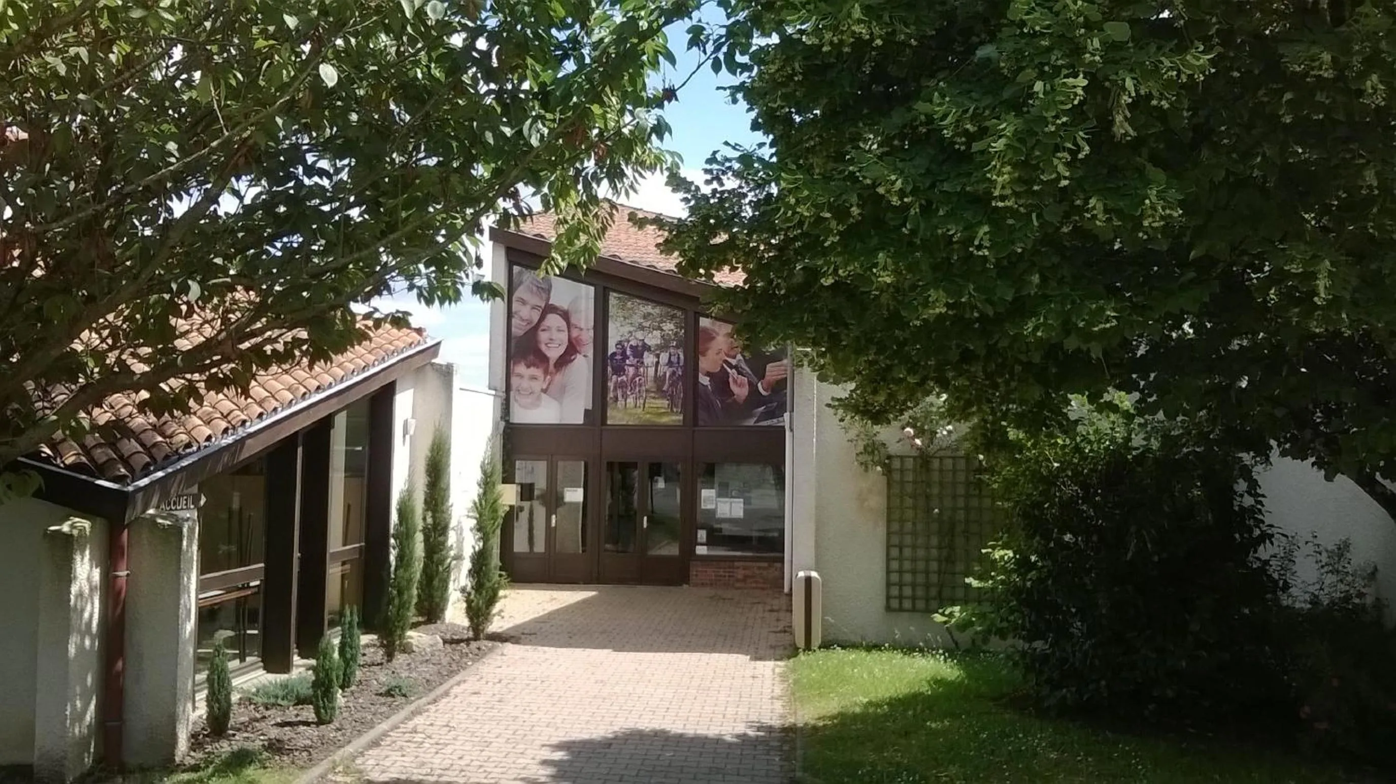 Facade/entrance in Ternélia Henri IV