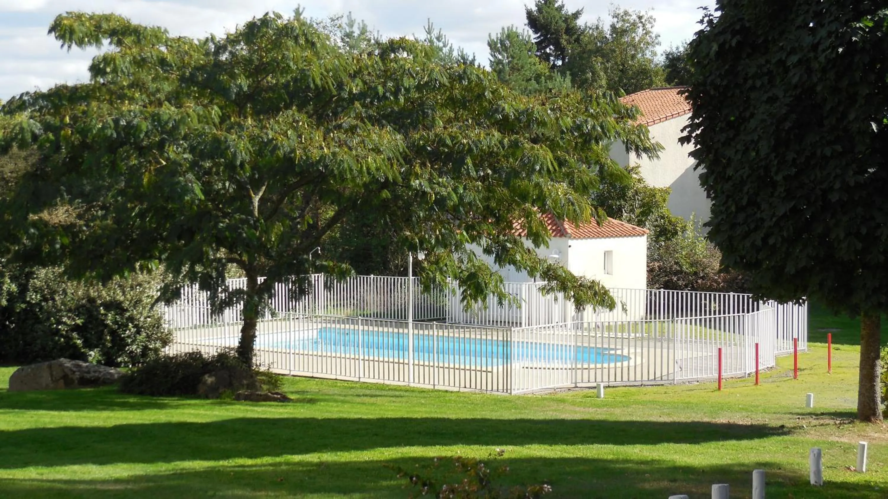 Swimming pool in Ternélia Henri IV