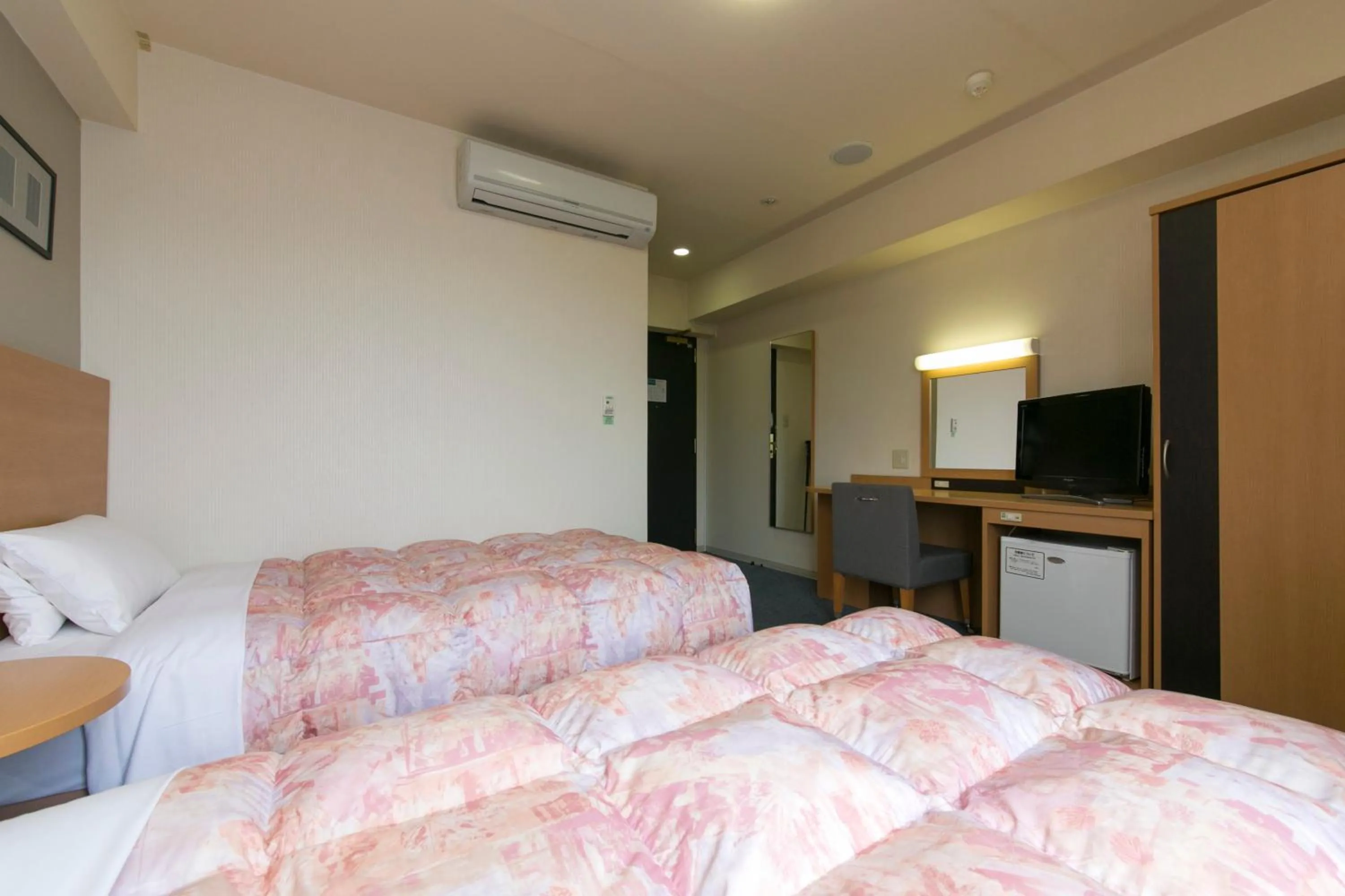 Photo of the whole room in Hotel Econo Taki