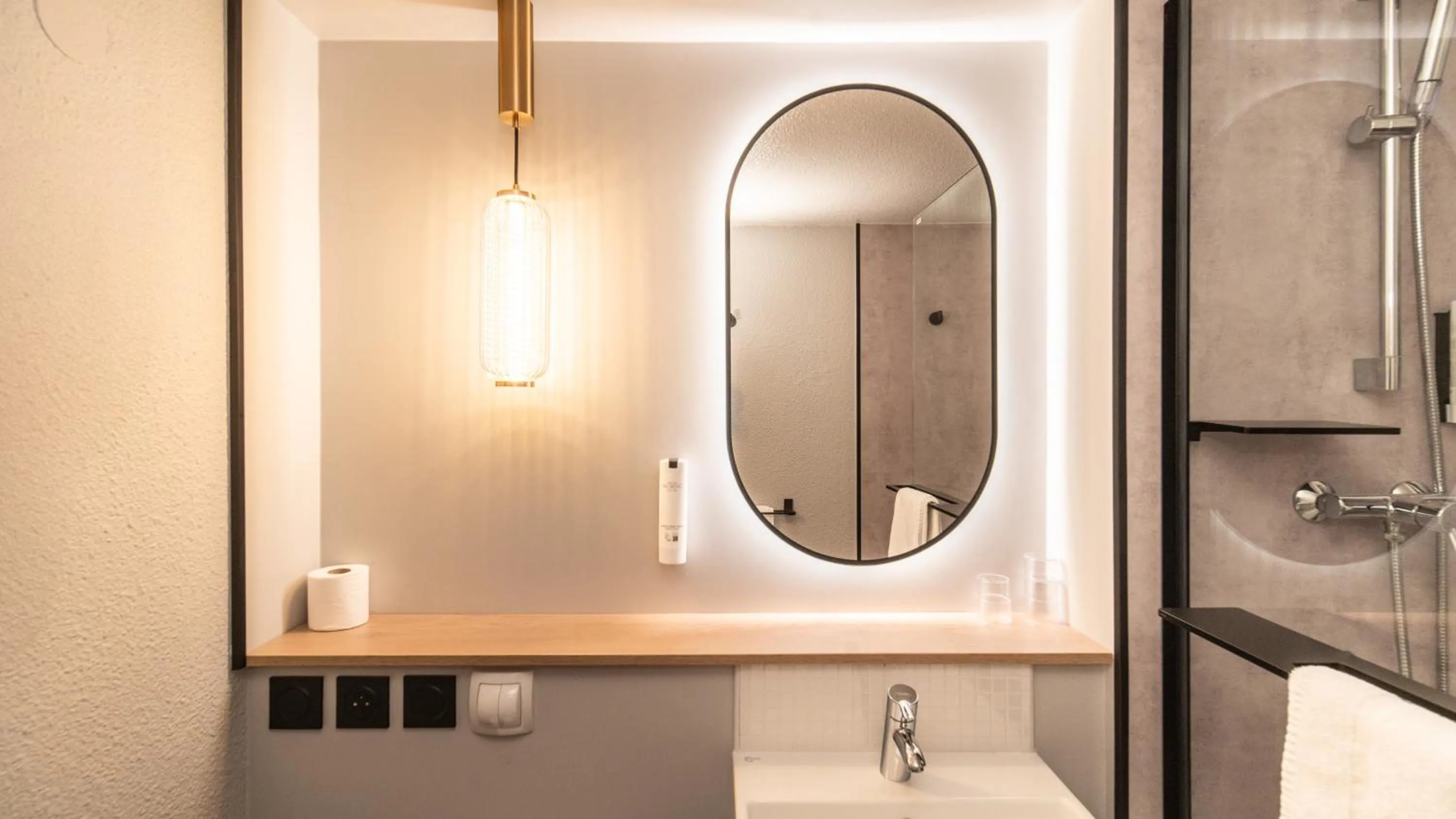 Bathroom in Campanile Limoges Nord