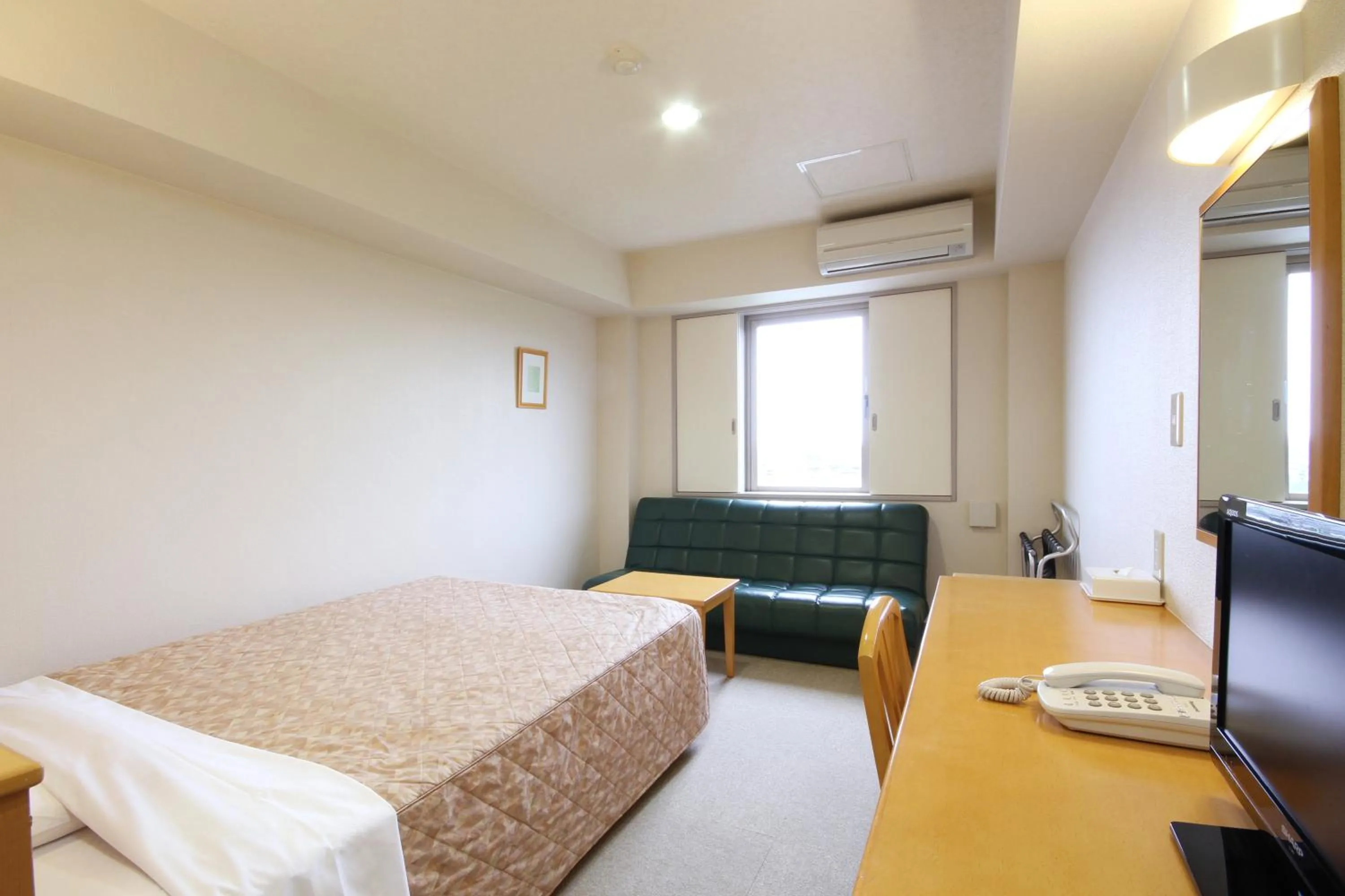 Photo of the whole room, Bed in Best Inn Uozu