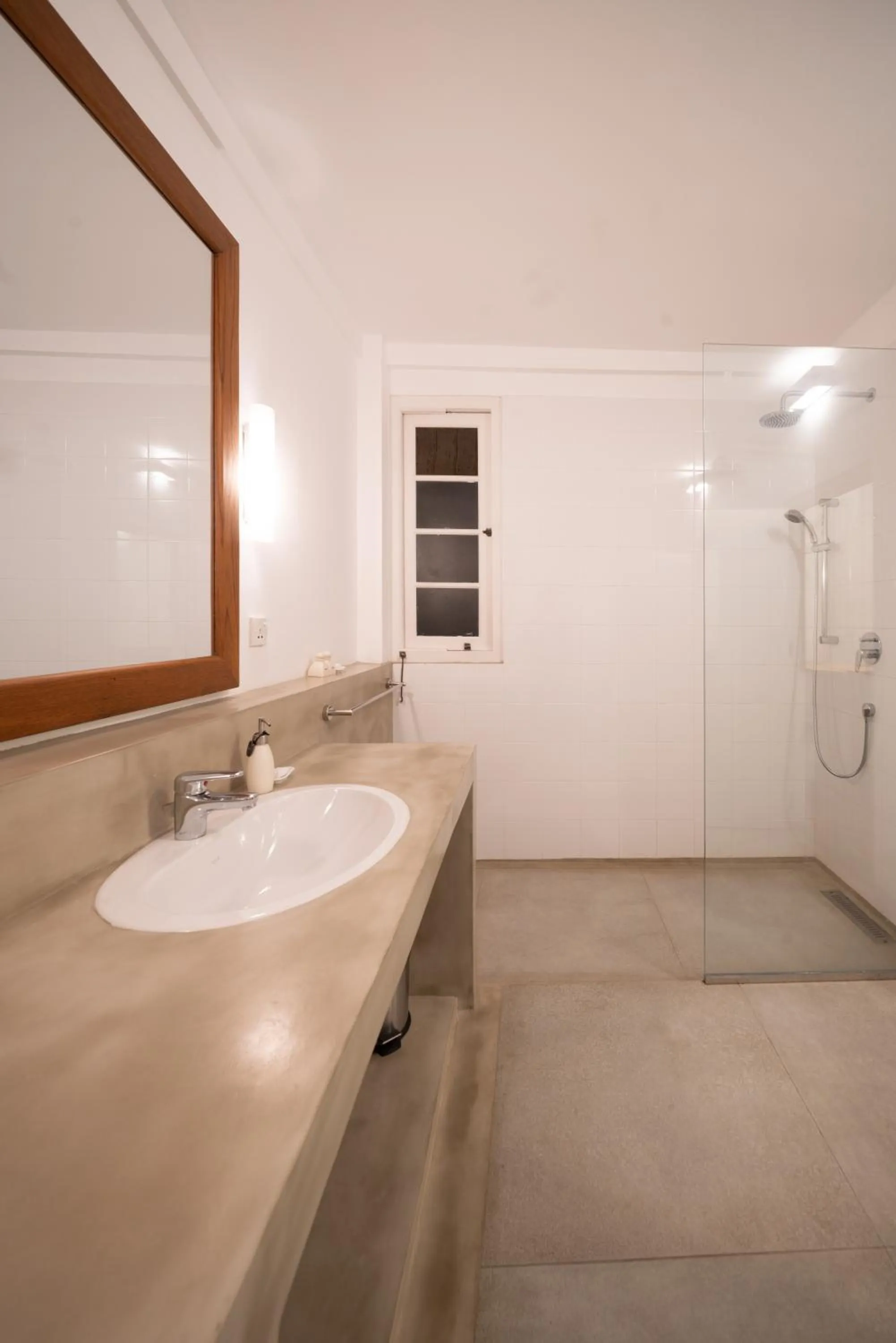 Bathroom in De Saram House by Geoffrey Bawa