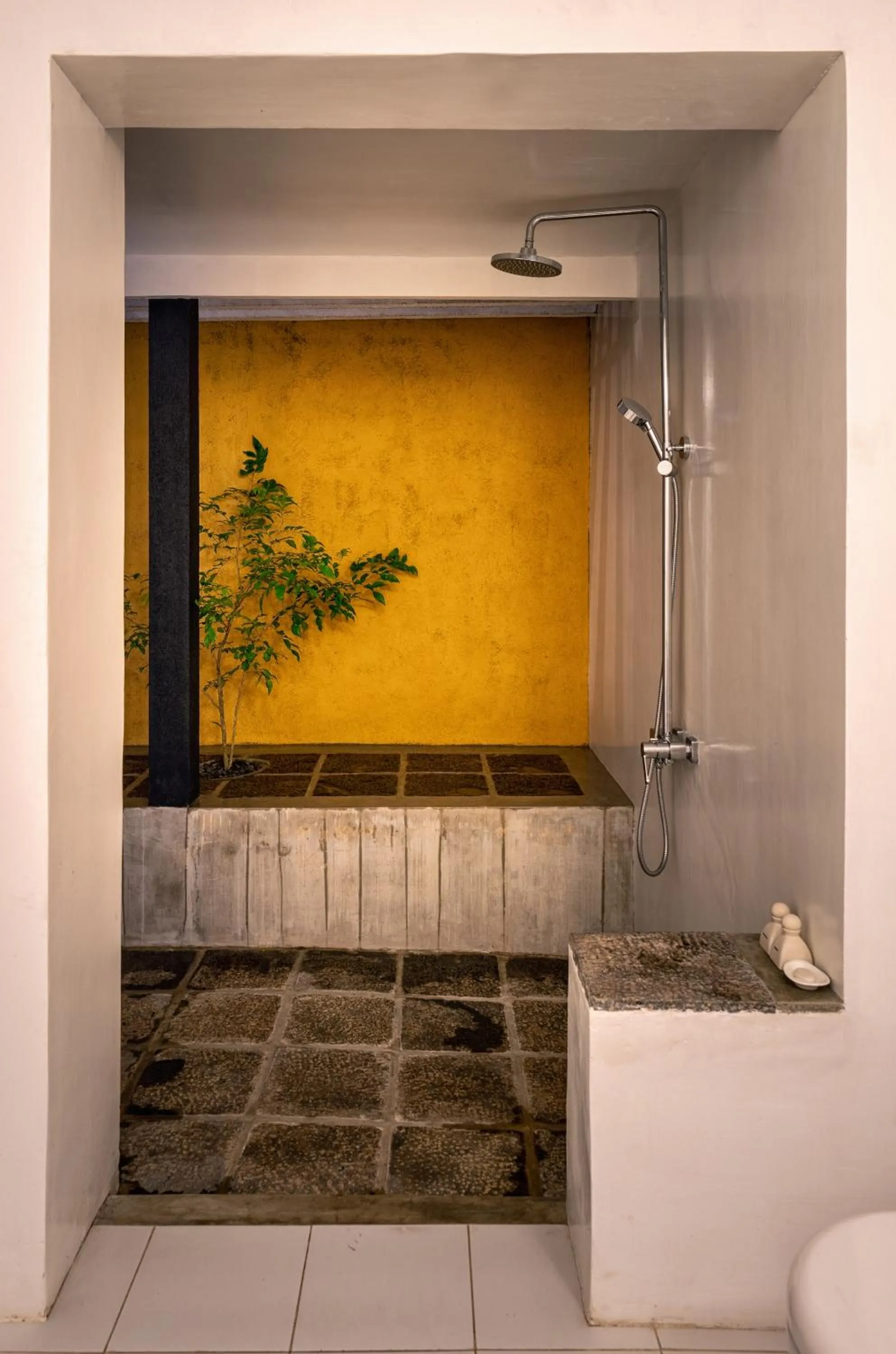 Bathroom in De Saram House by Geoffrey Bawa