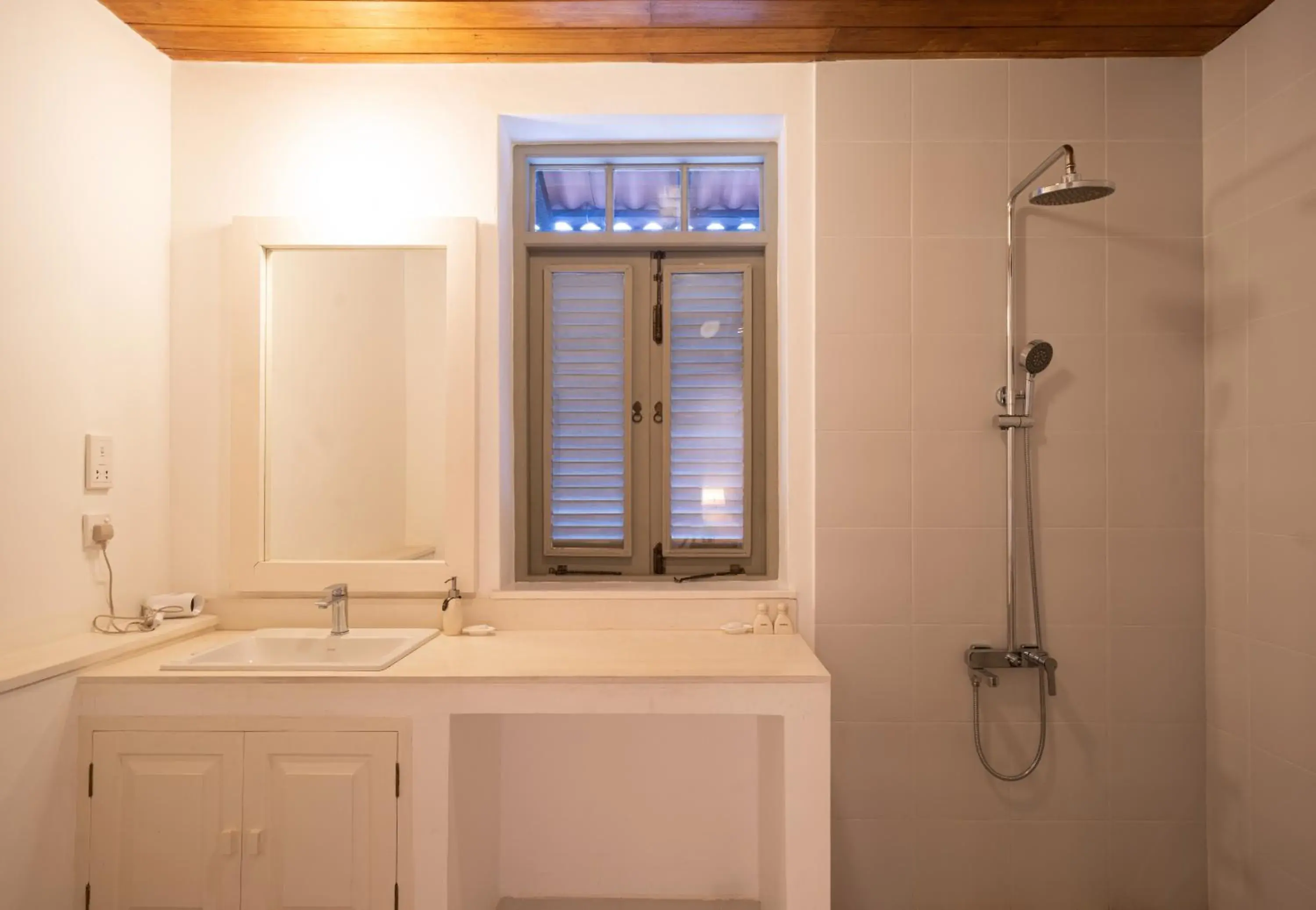 Standard Queen Room in De Saram House by Geoffrey Bawa Standard Queen Room in De Saram House by Geoffrey Bawa