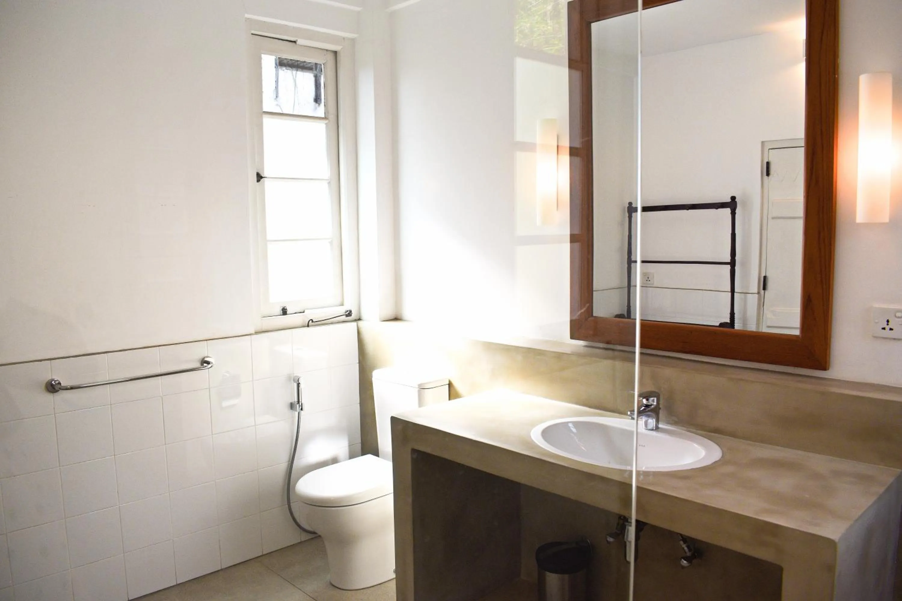 Bathroom in De Saram House by Geoffrey Bawa