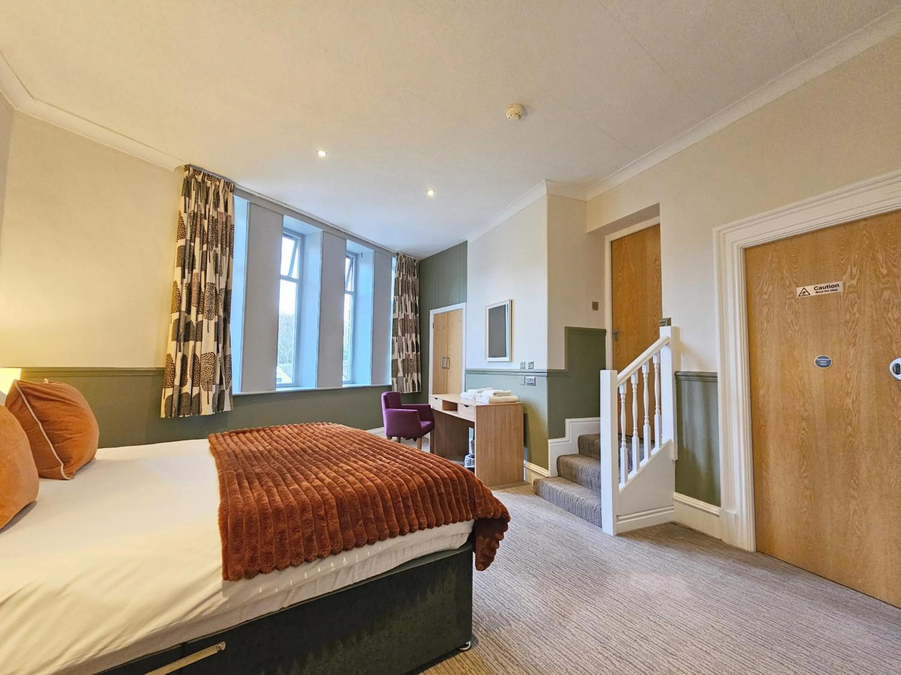Bedroom, Bed in Derwent Manor Apartments