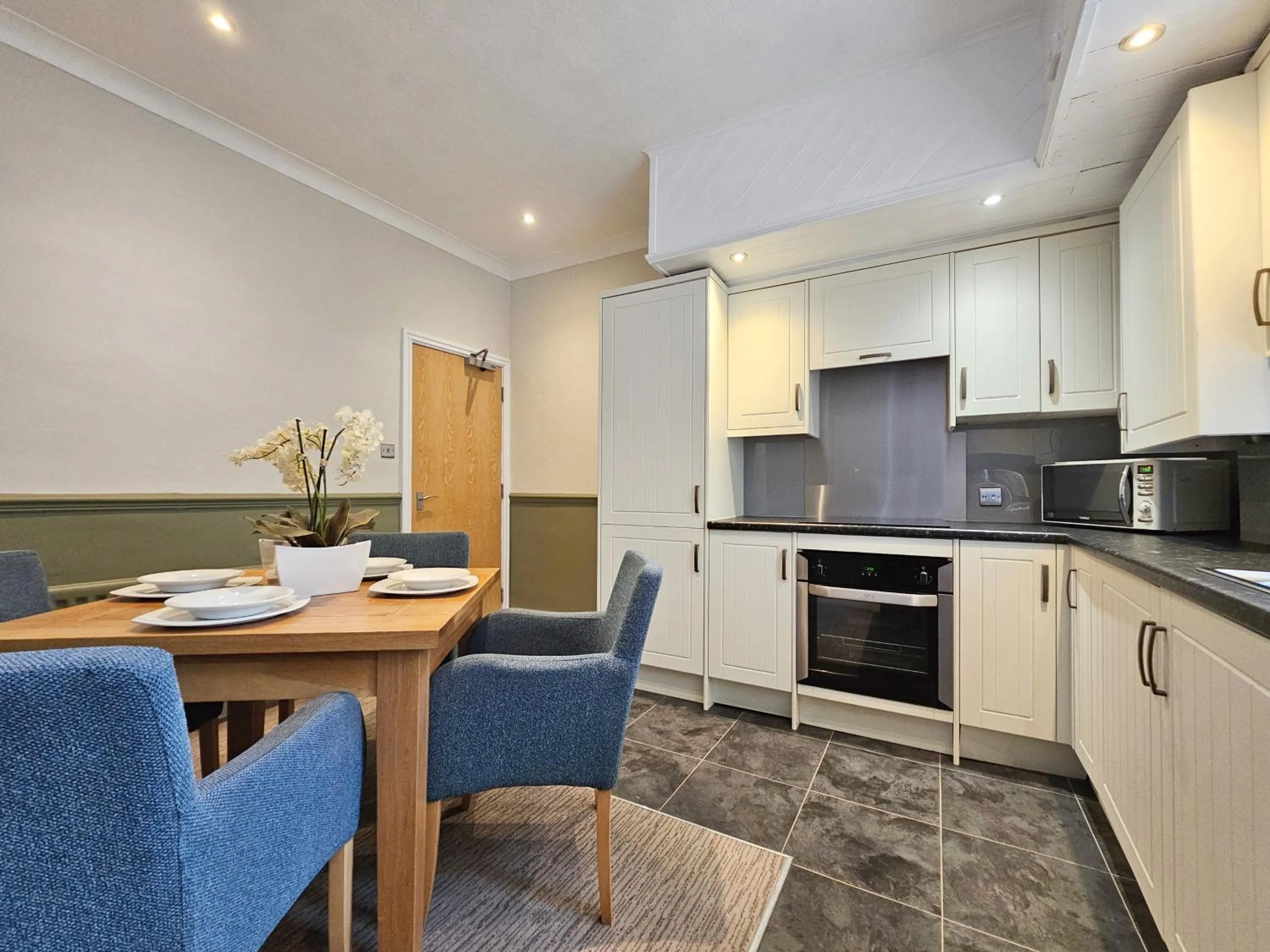 Kitchen or kitchenette in Derwent Manor Apartments