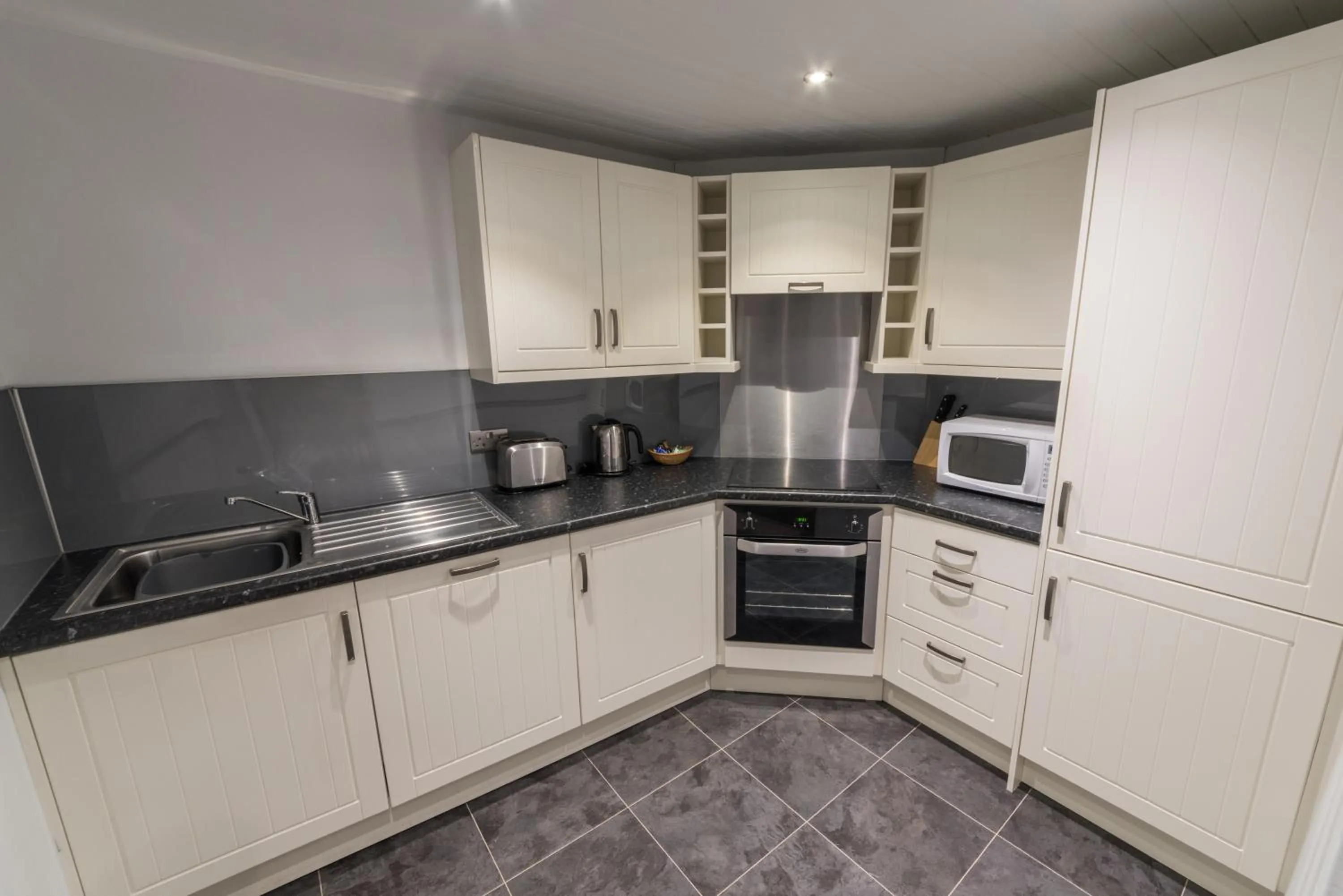 Kitchen or kitchenette in Derwent Manor Apartments
