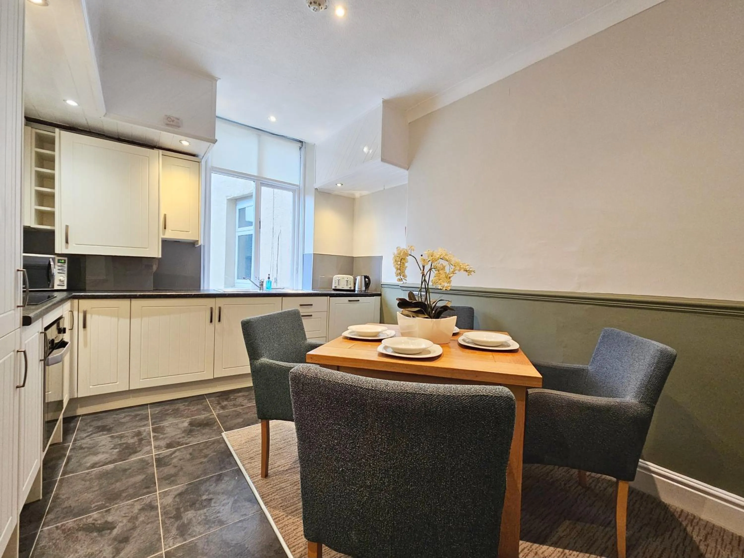 Kitchen or kitchenette in Derwent Manor Apartments