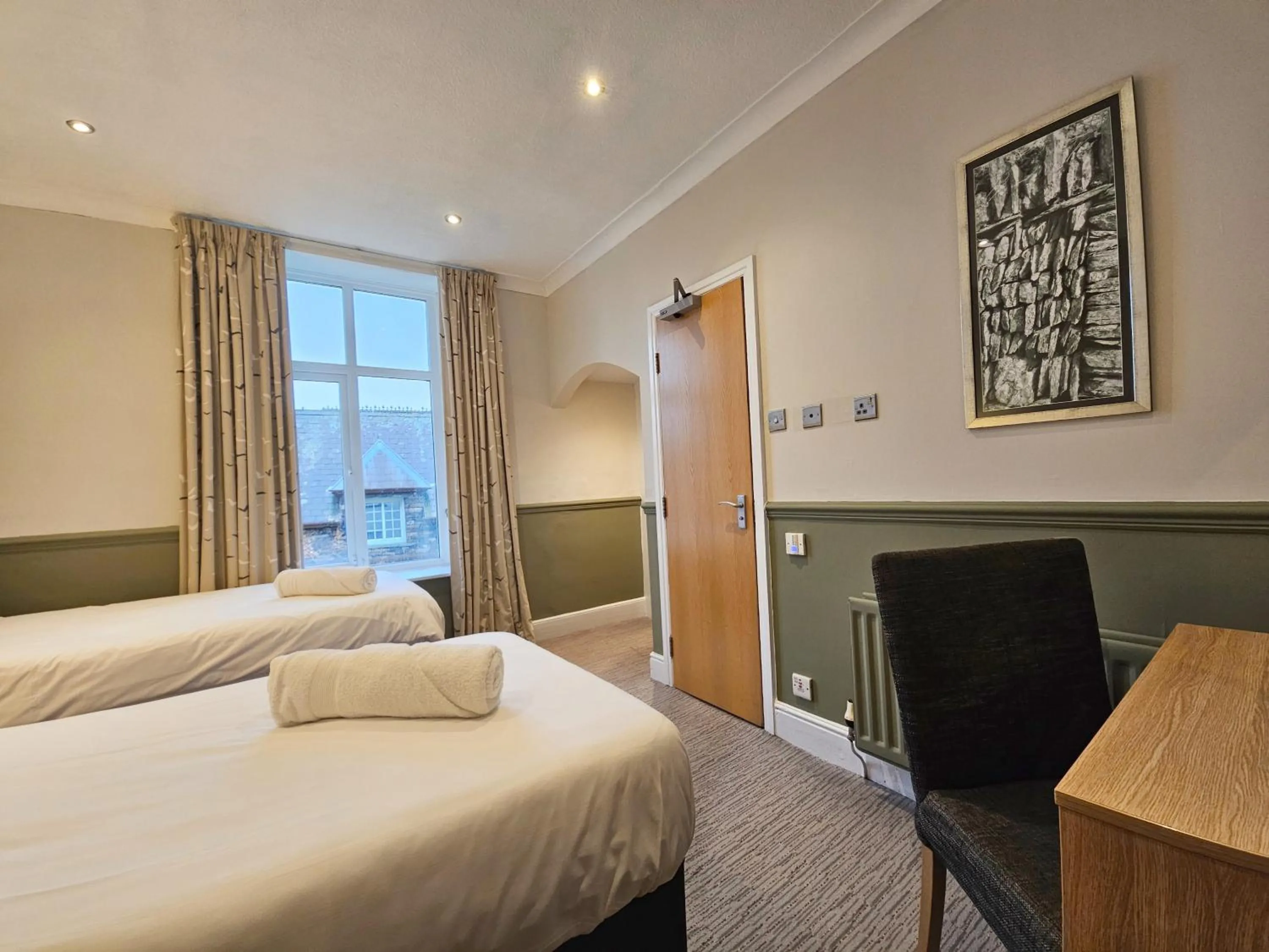 Photo of the whole room, Bed in Derwent Manor Apartments