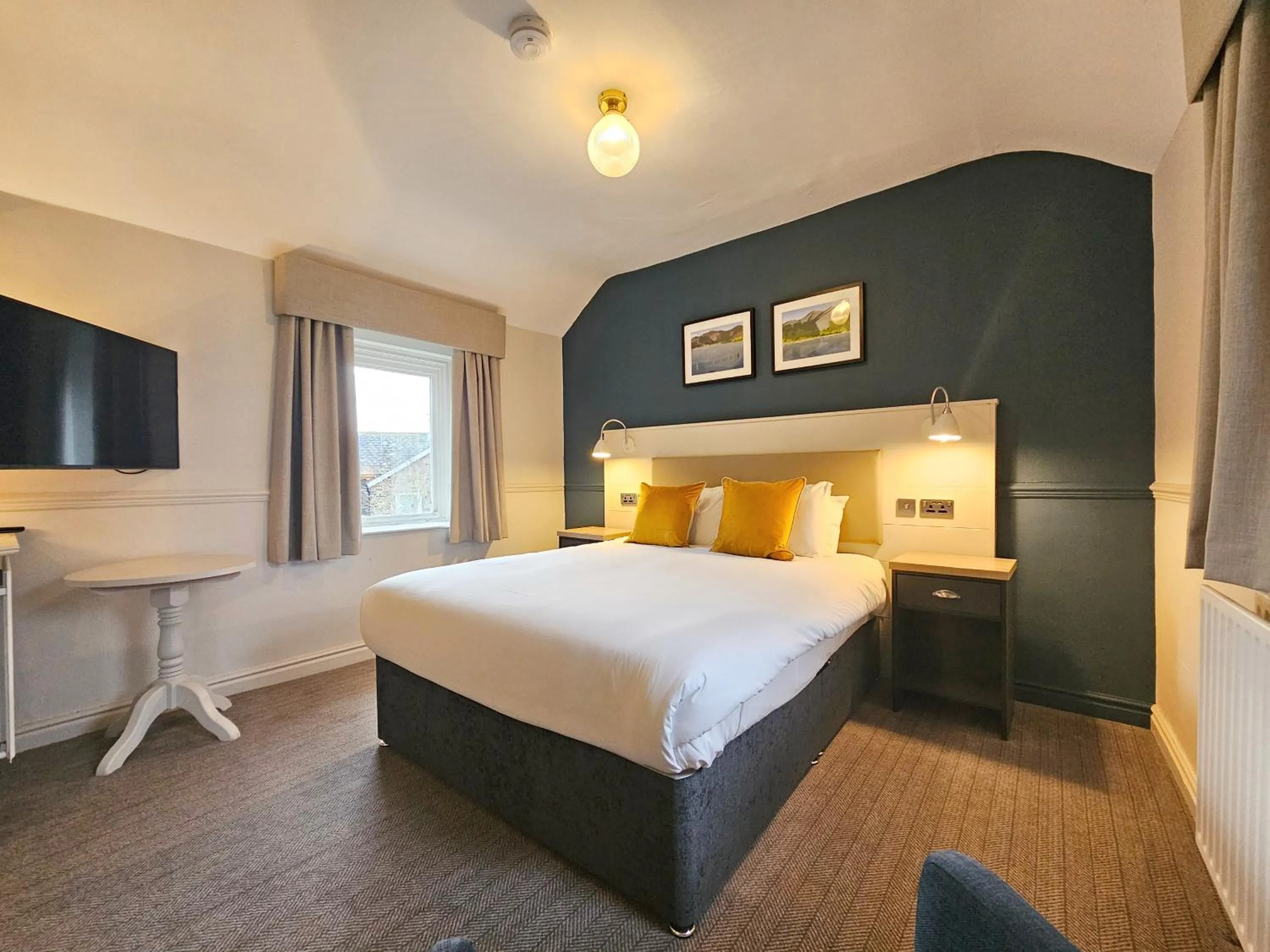 Photo of the whole room, Bed in Derwent Manor Apartments