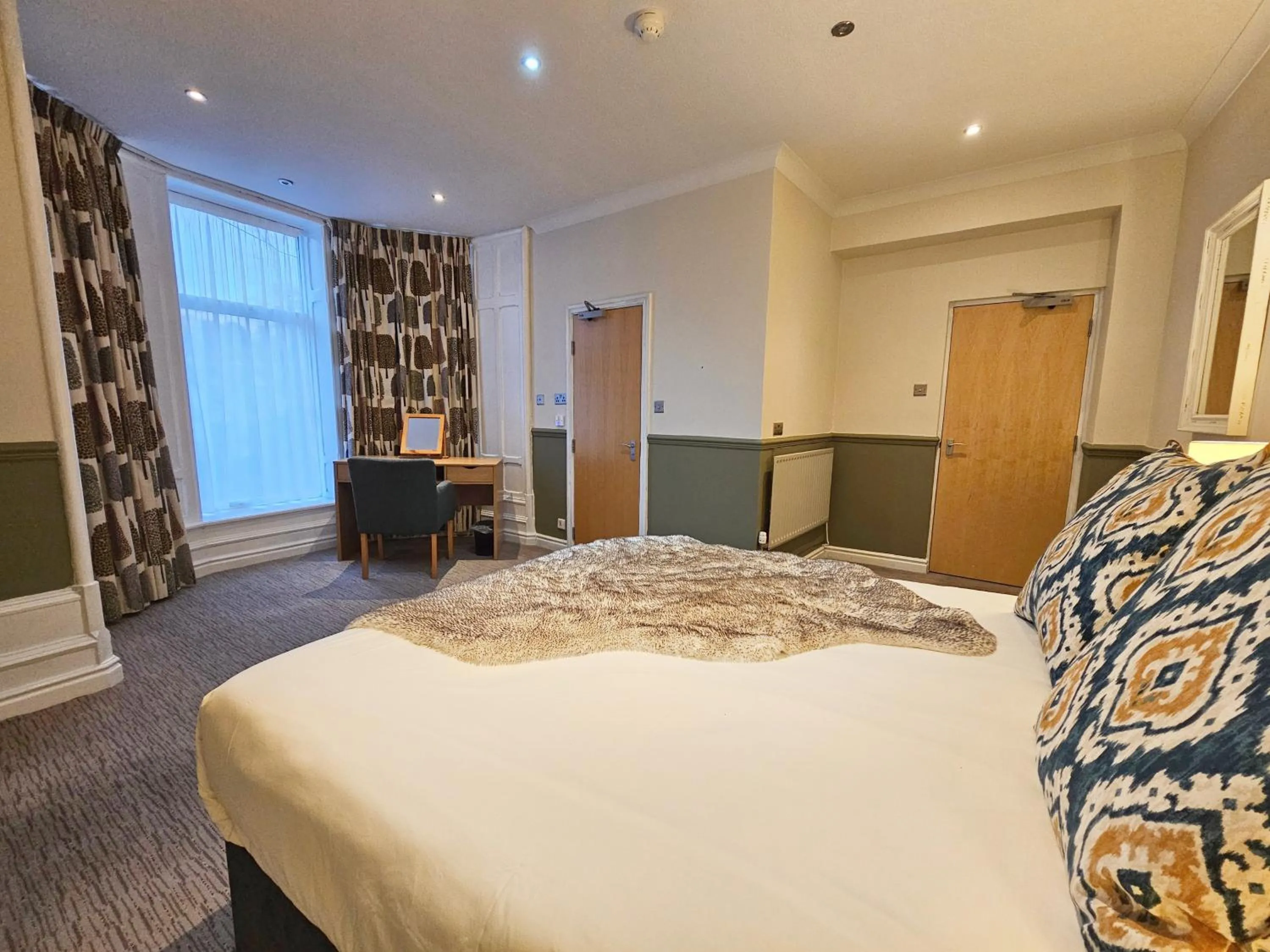 Photo of the whole room, Bed in Derwent Manor Apartments