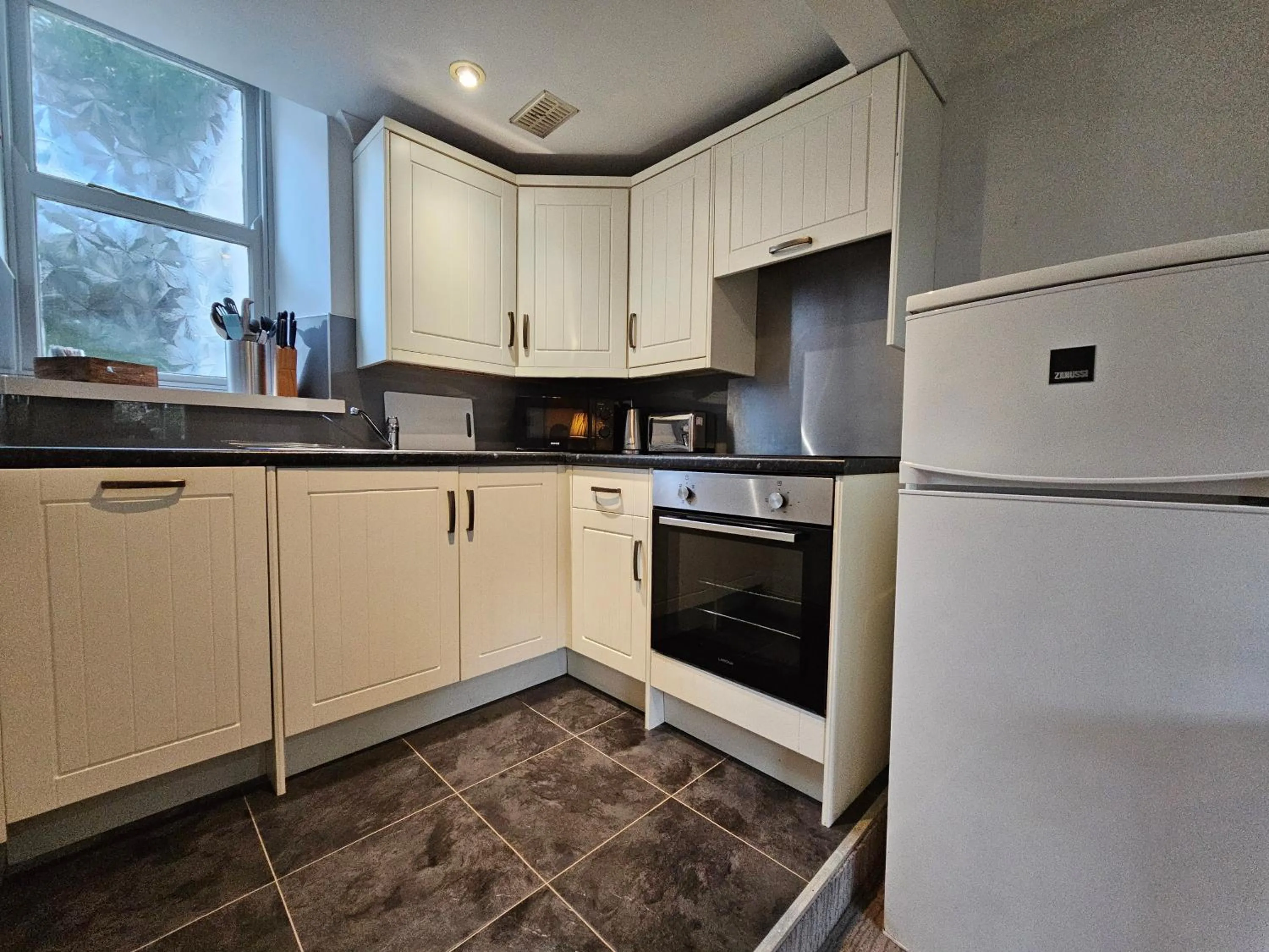 Kitchen or kitchenette in Derwent Manor Apartments