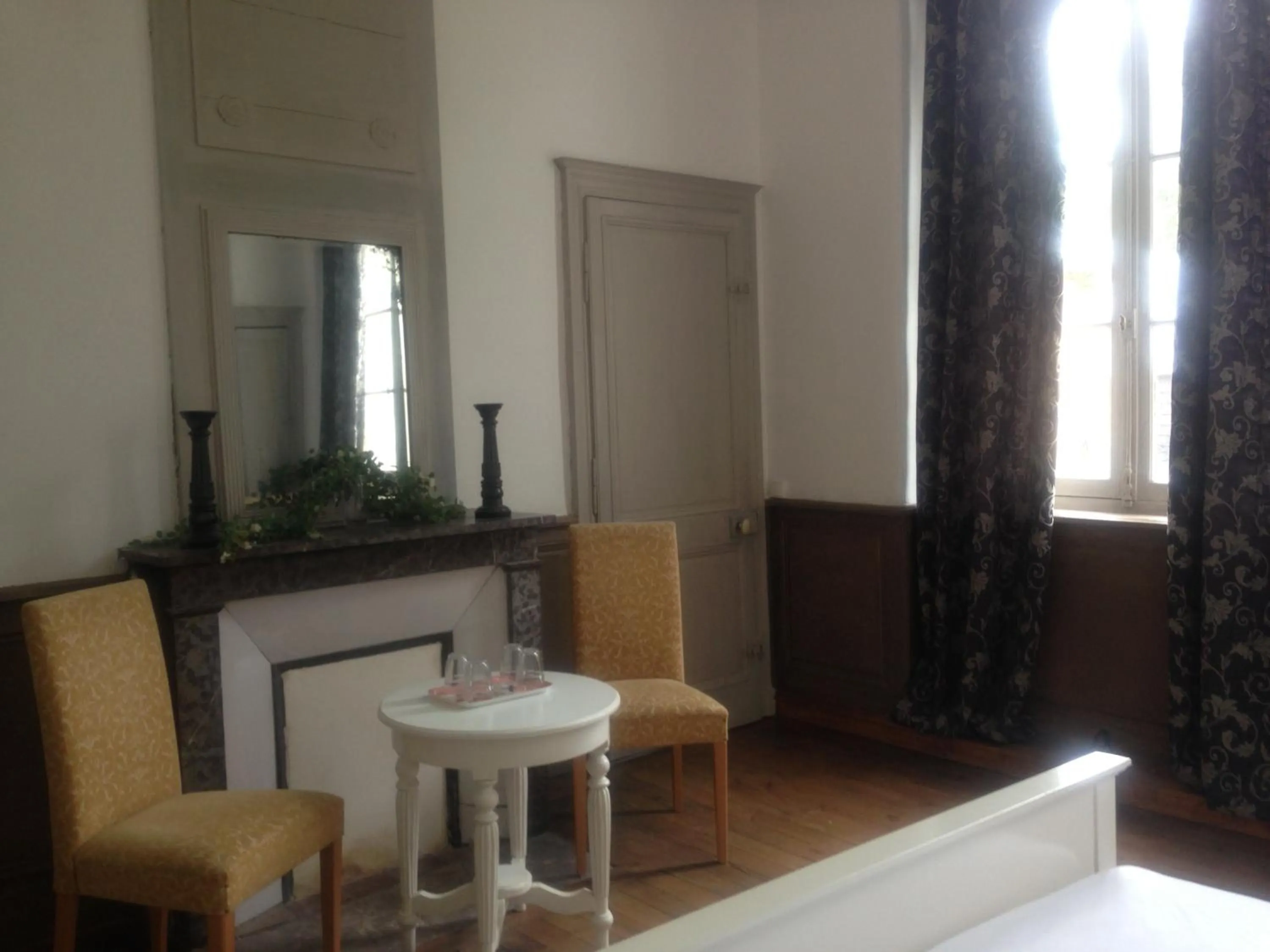 Seating area in Le Château de Grèges