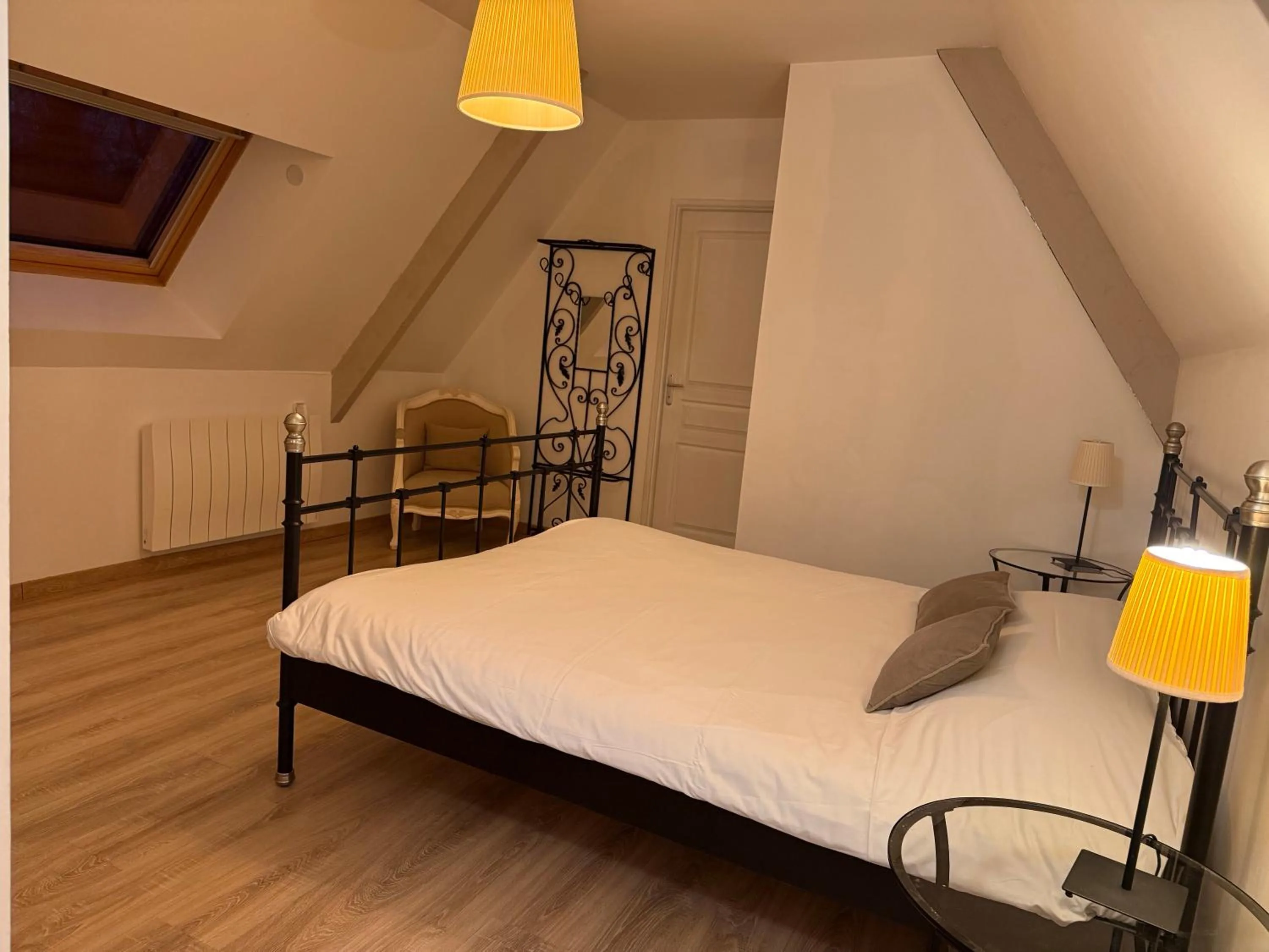 Property building, Bed in Le Château de Grèges