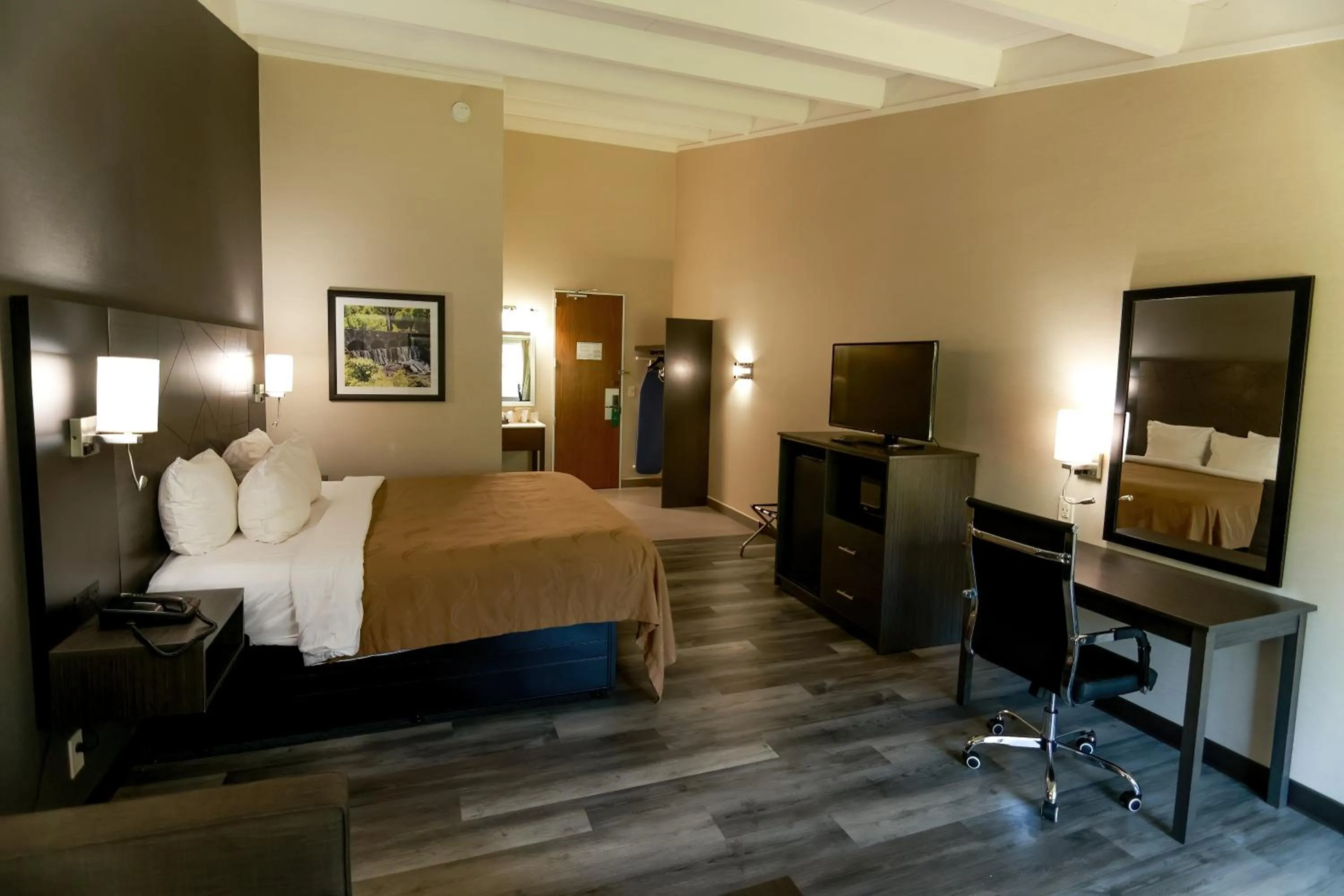 Bed in Quality Inn & Suites Danbury near University