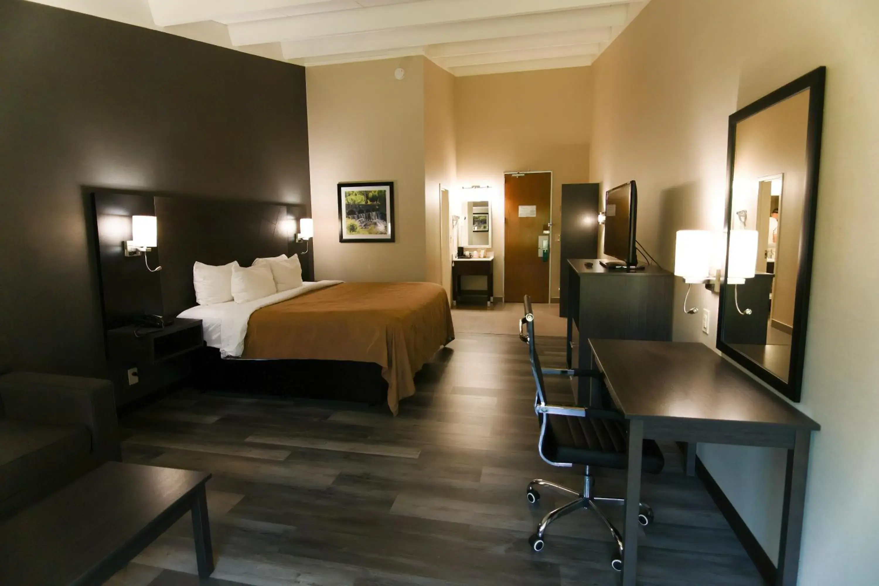 Bed in Quality Inn & Suites Danbury near University Bed in Quality Inn & Suites Danbury near University