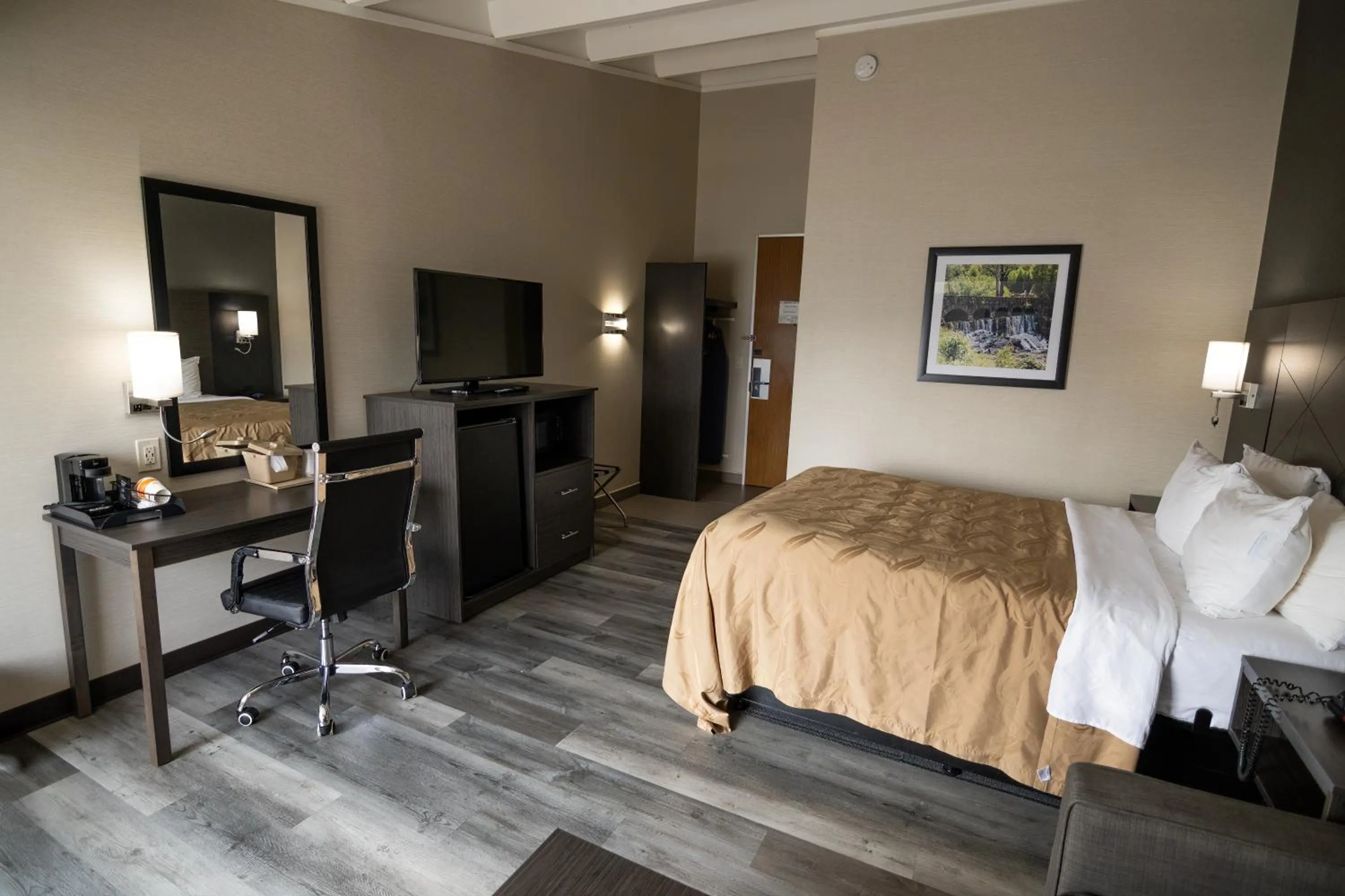 Bed in Quality Inn & Suites Danbury near University