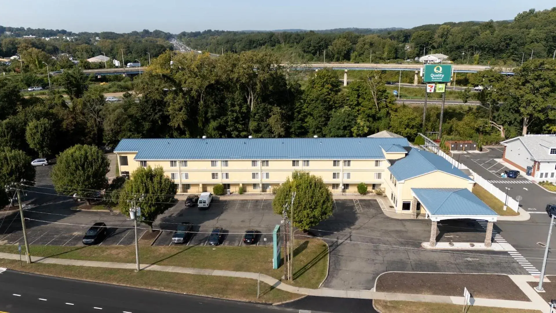 Property building in Quality Inn & Suites Danbury near University Property building in Quality Inn & Suites Danbury near University