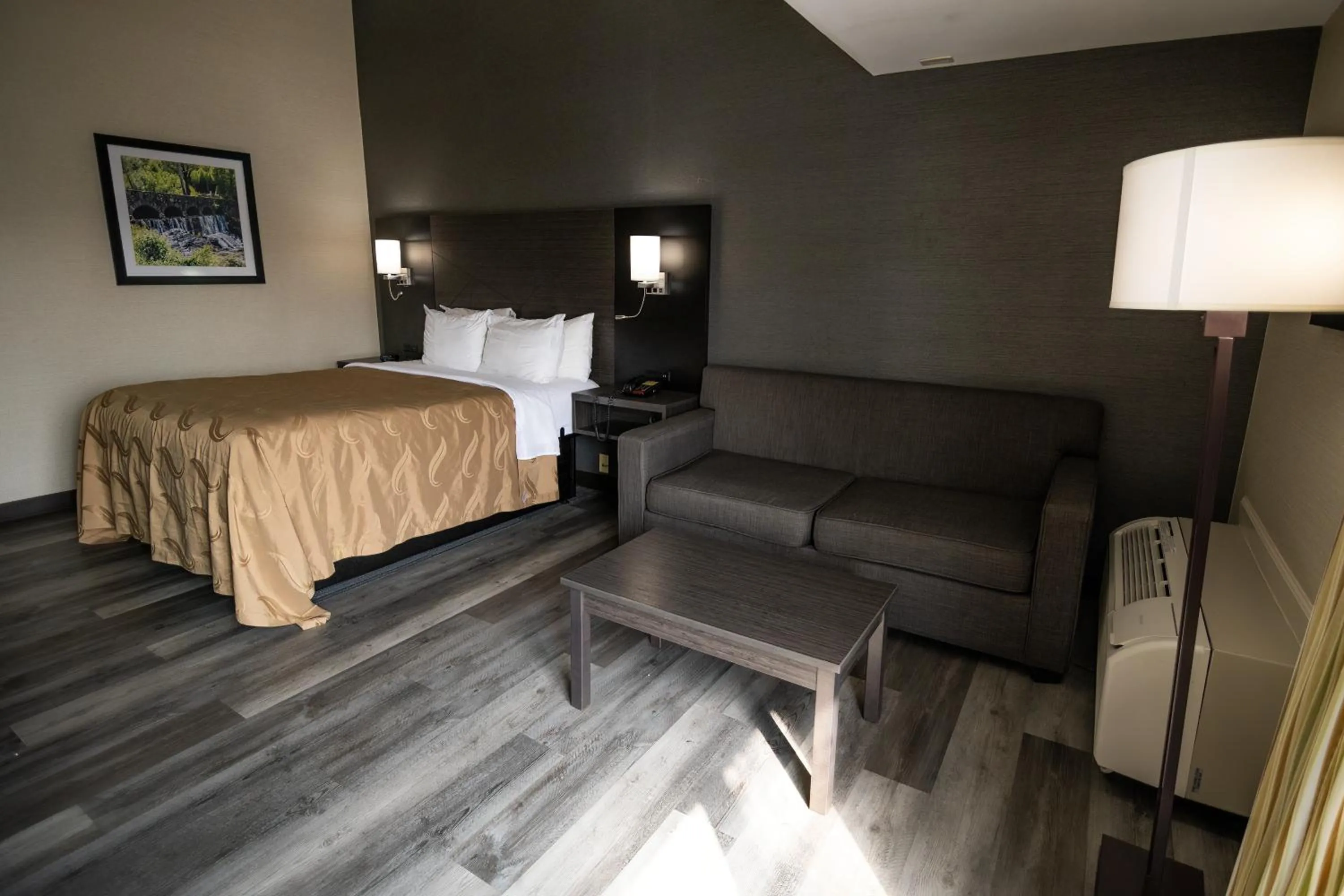 Bed in Quality Inn & Suites Danbury near University