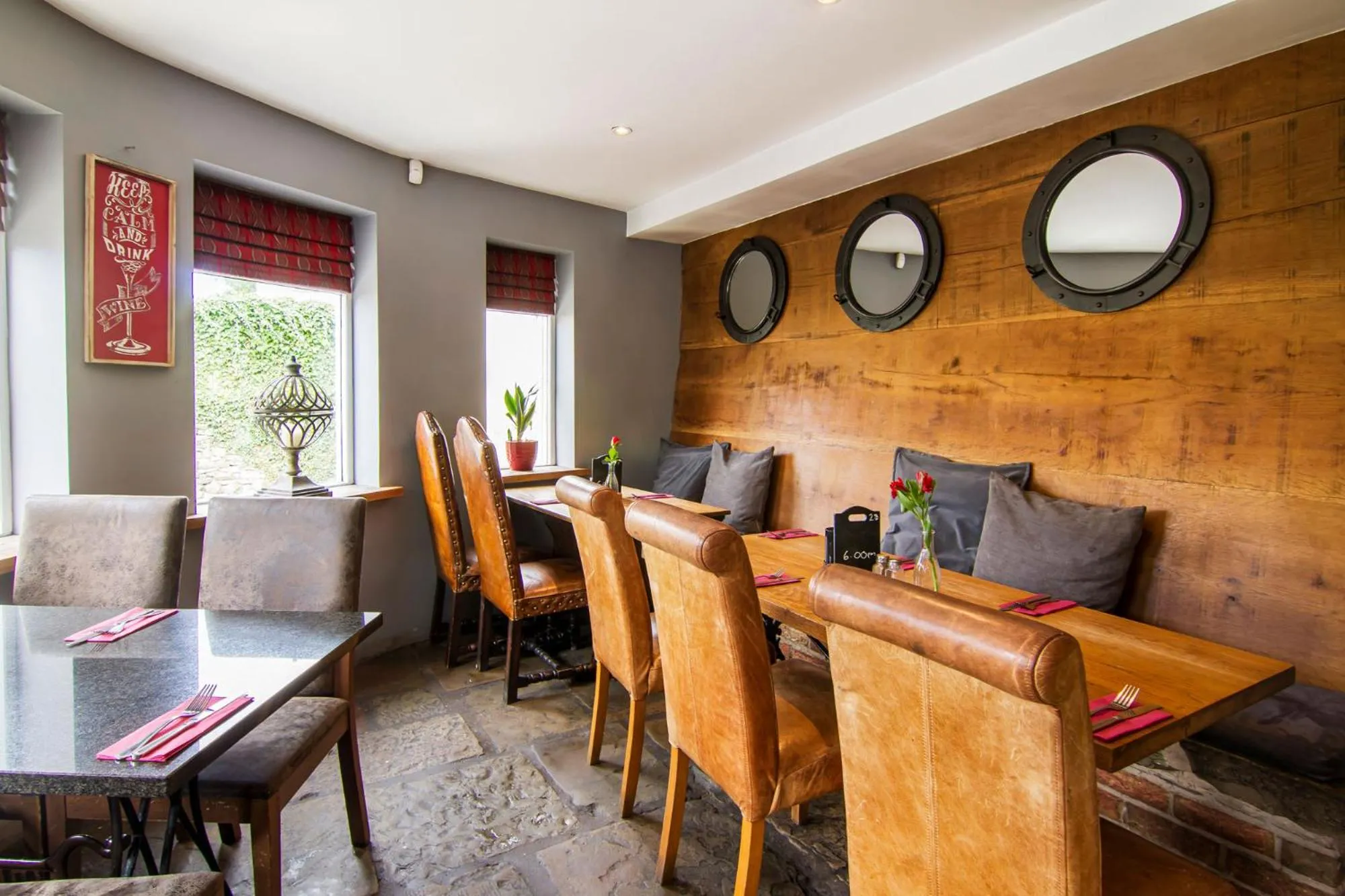 Restaurant/places to eat in Romneys Apartments & Suites