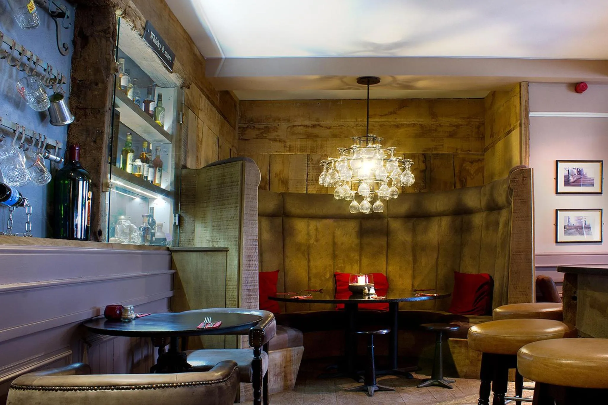 Lounge or bar in Romneys Apartments & Suites