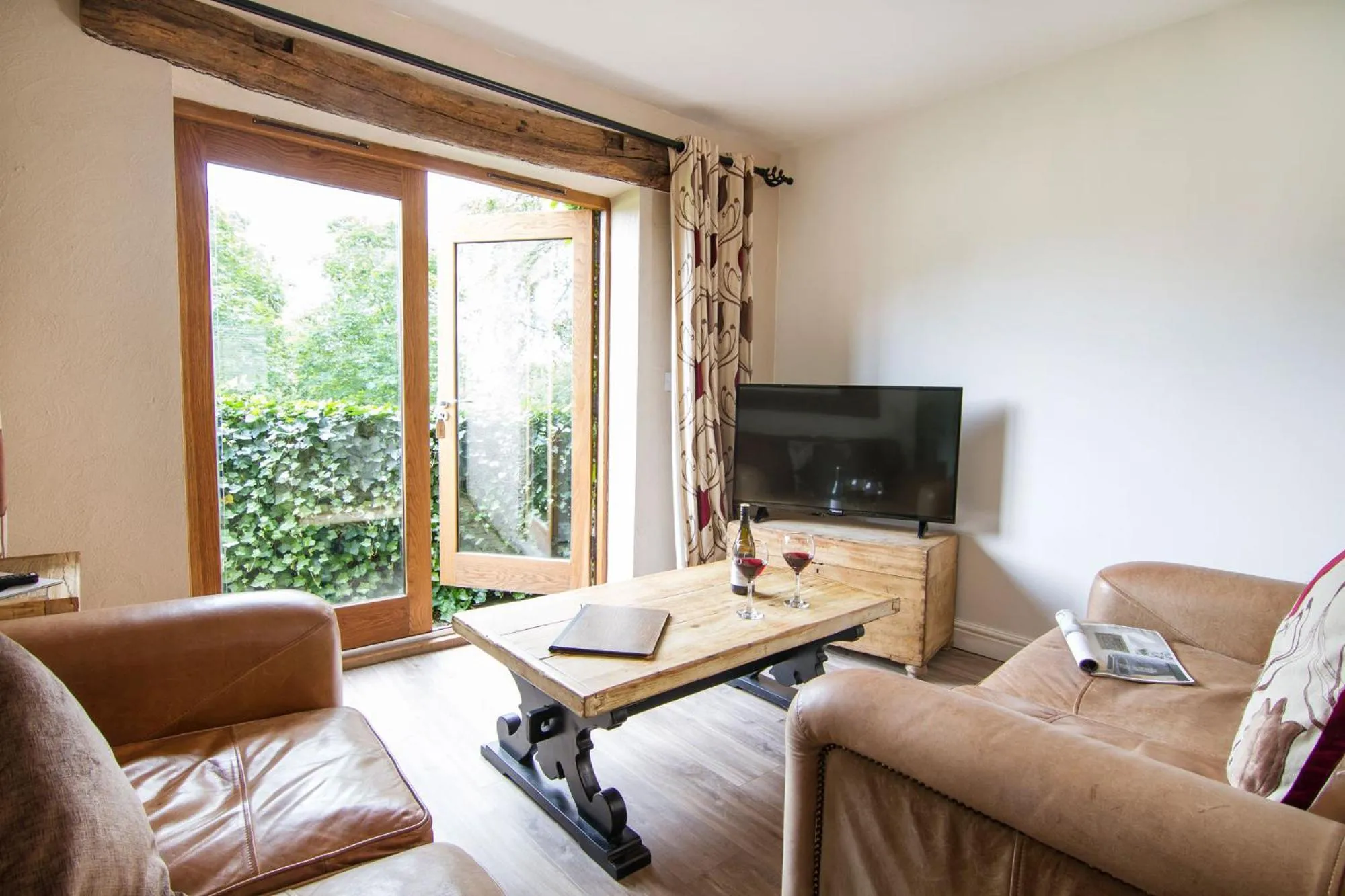 TV and multimedia in Romneys Apartments & Suites