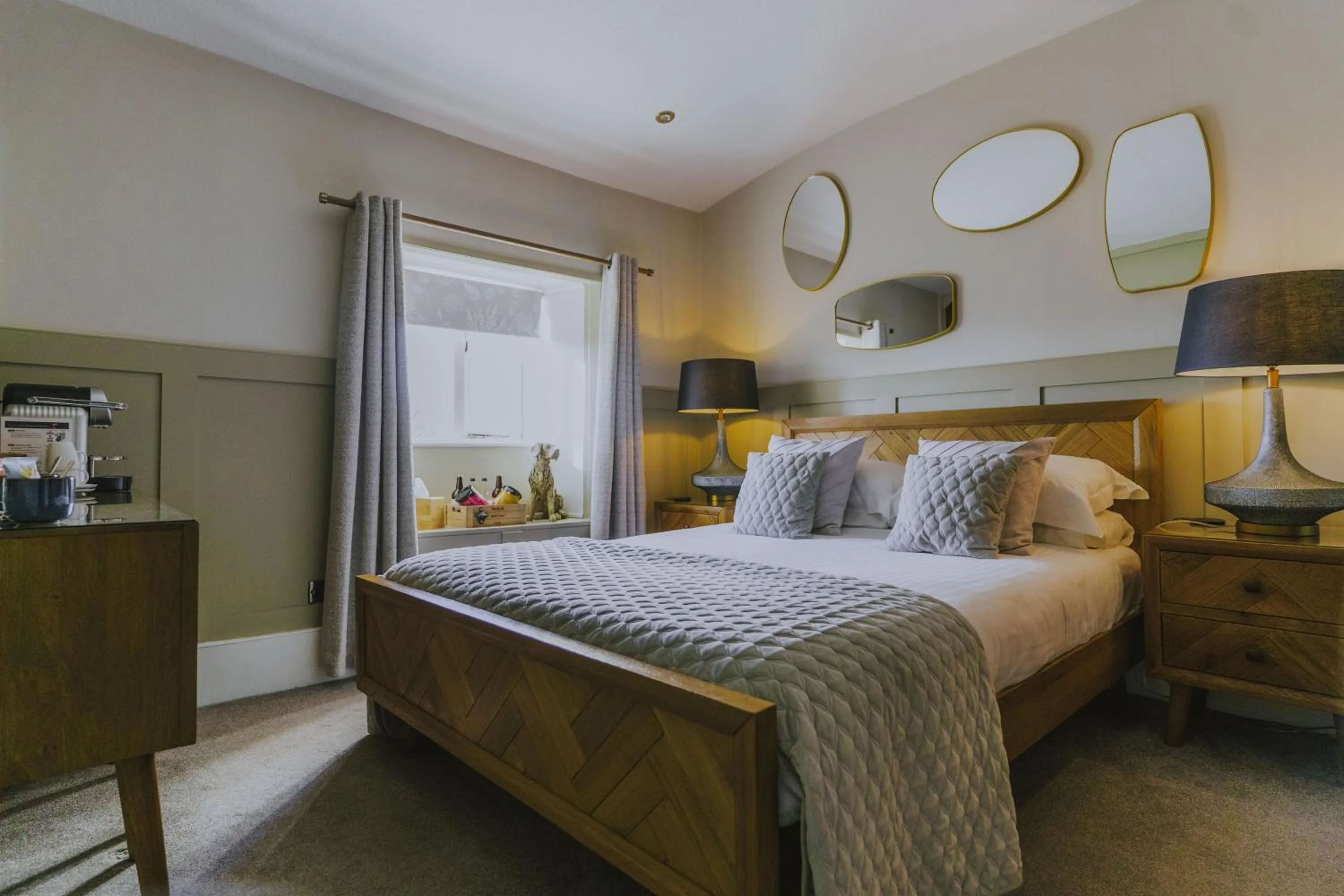 Bedroom, Bed in Black Horse Hotel