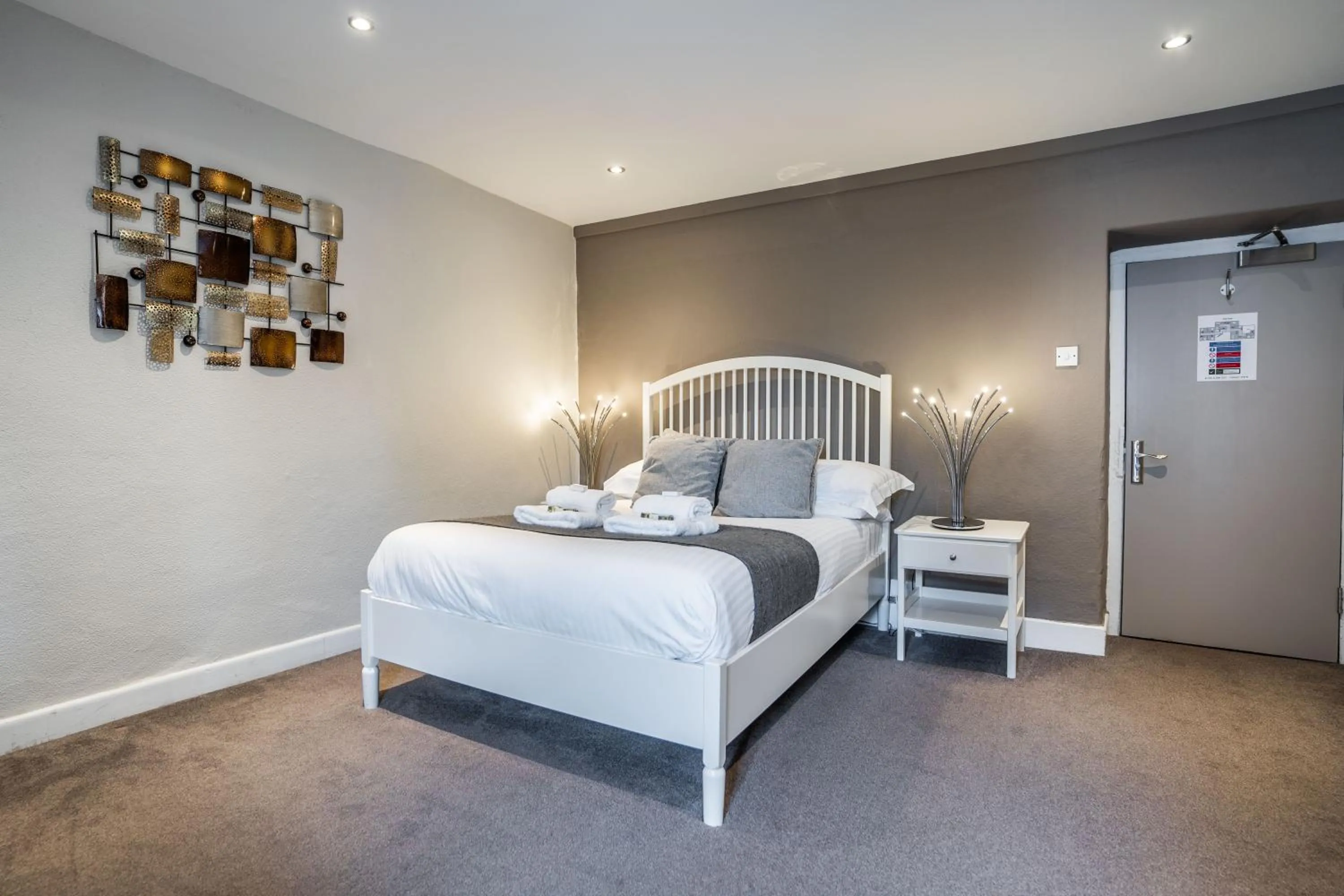 Bedroom, Bed in Black Horse Hotel