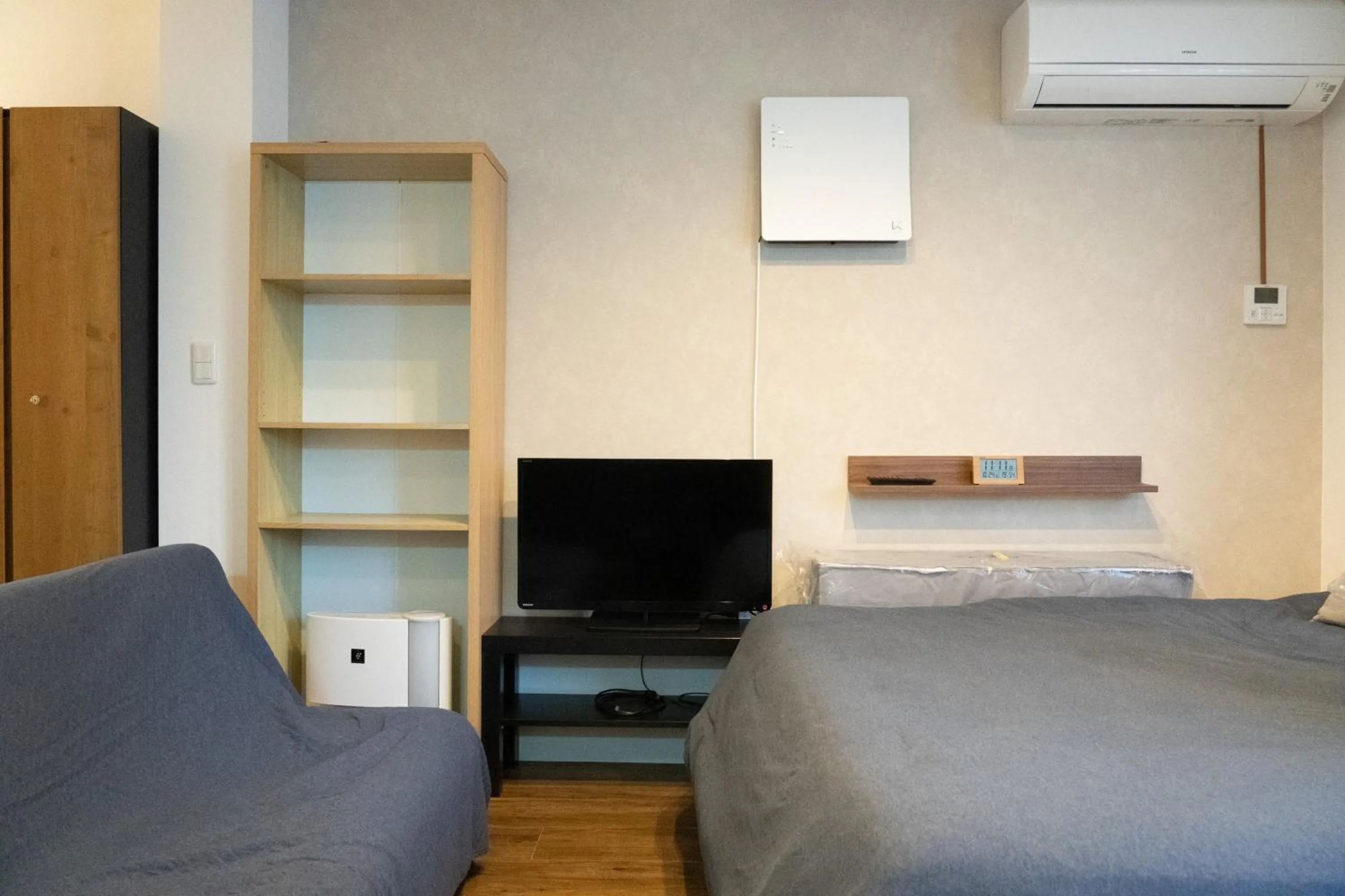 Bed in Higashi Shinagawa Apartment by Tranova