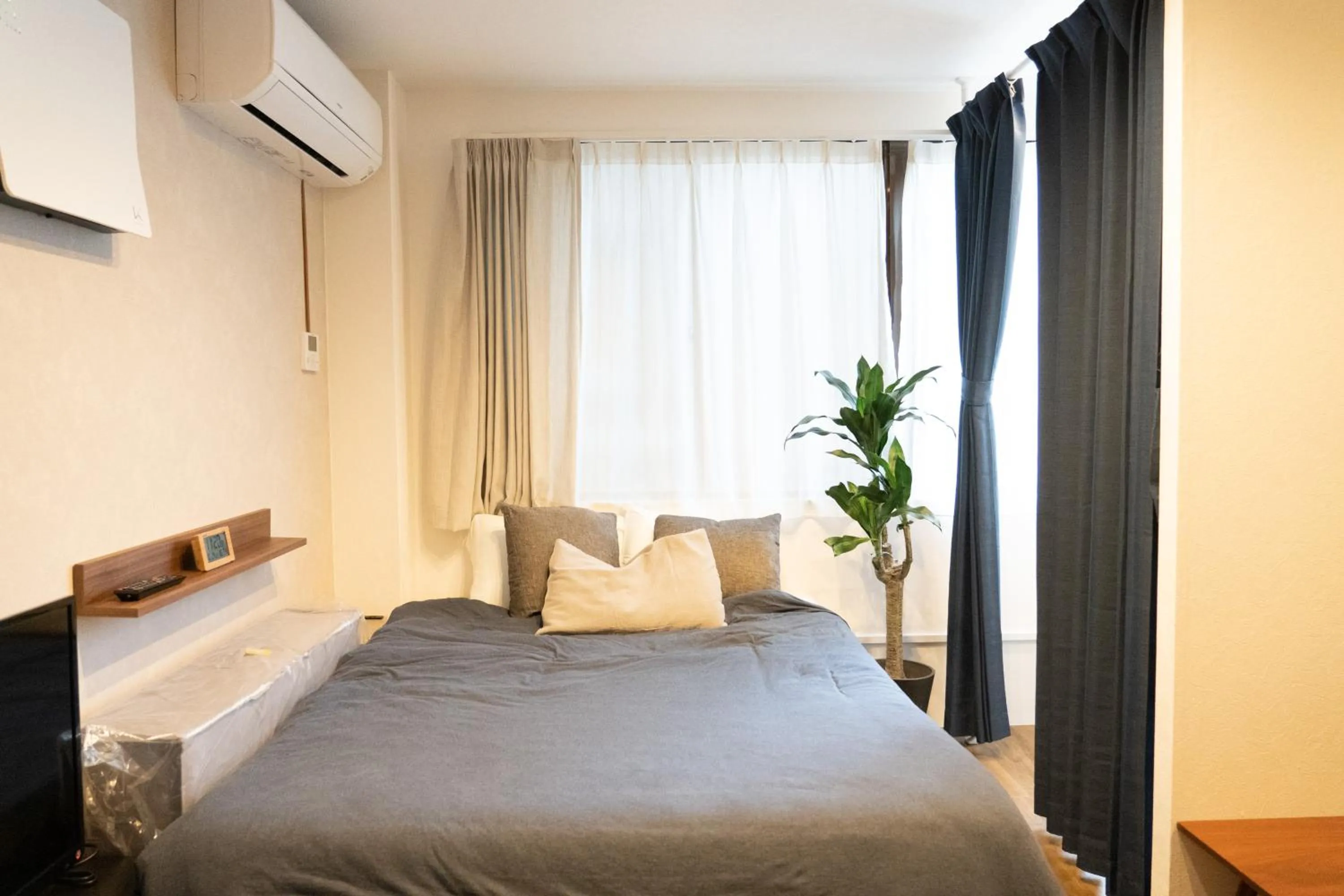 Bed in Higashi Shinagawa Apartment by Tranova