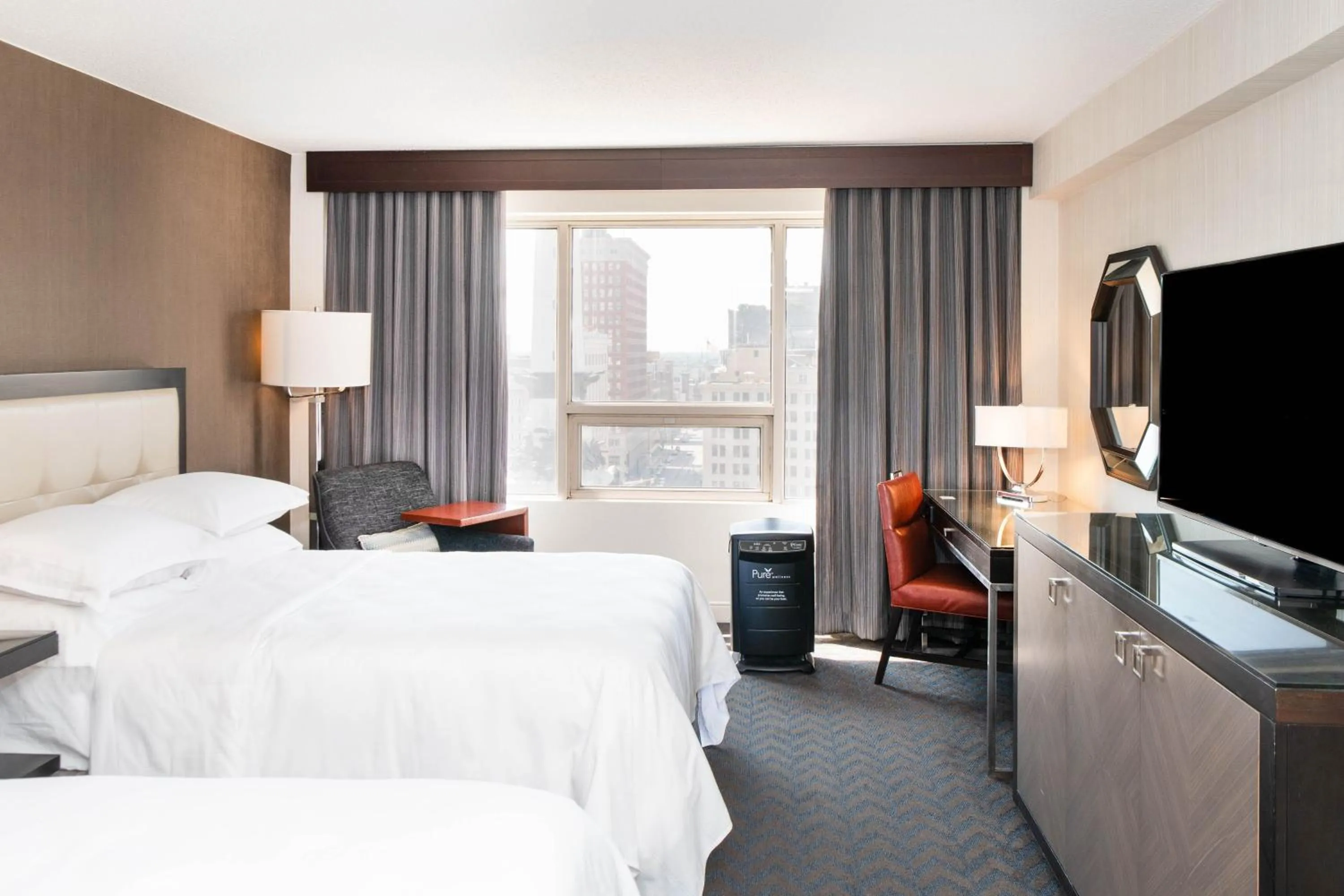 Photo of the whole room, Bed in Sheraton Indianapolis City Centre Hotel