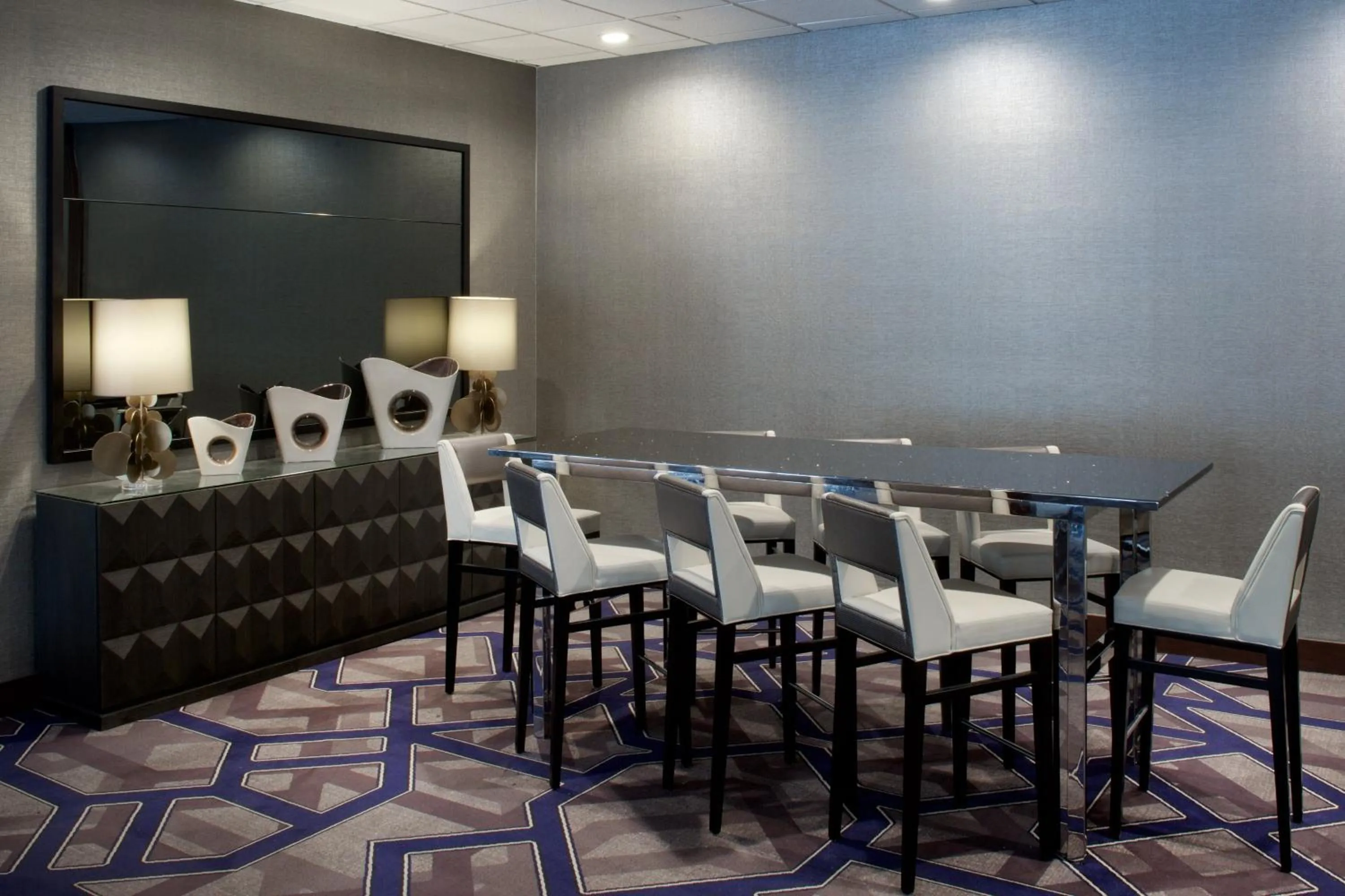 Lounge or bar in Sheraton Indianapolis City Centre Hotel