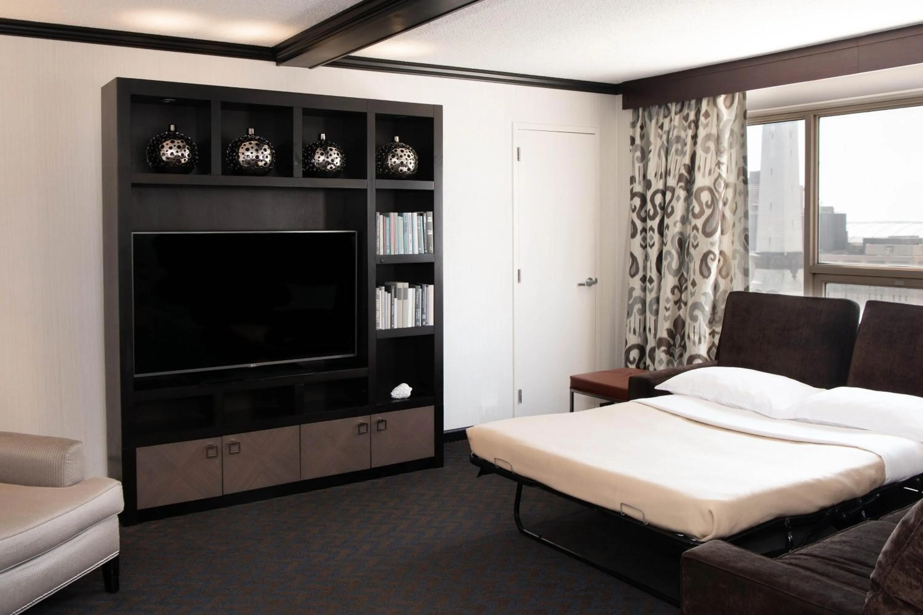 Living room, Bed in Sheraton Indianapolis City Centre Hotel