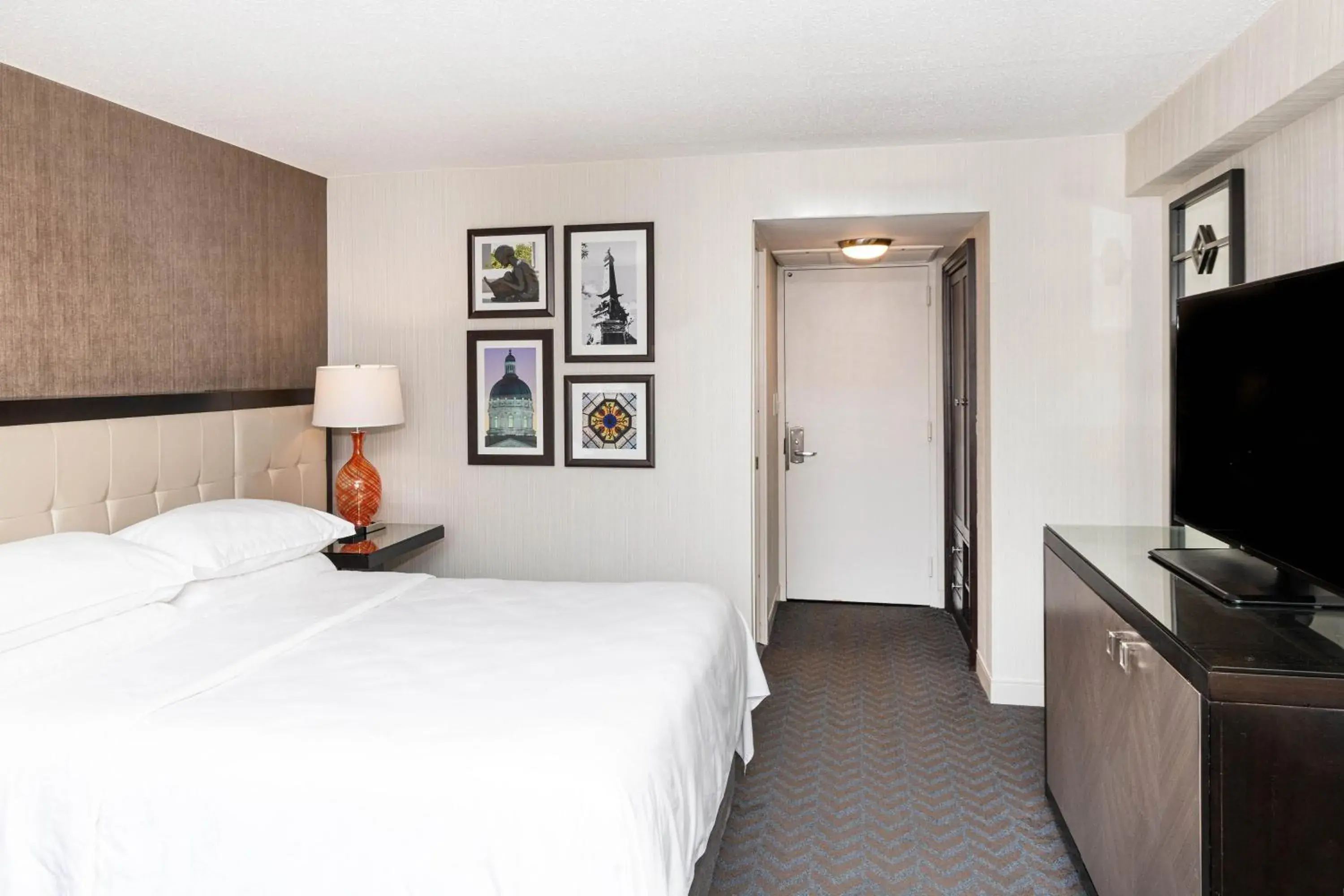 Traditional King Room with Adapted Tub - Mobility and Hearing Accessible in Sheraton Indianapolis City Centre Hotel Traditional King Room with Adapted Tub - Mobility and Hearing Accessible in Sheraton Indianapolis City Centre Hotel