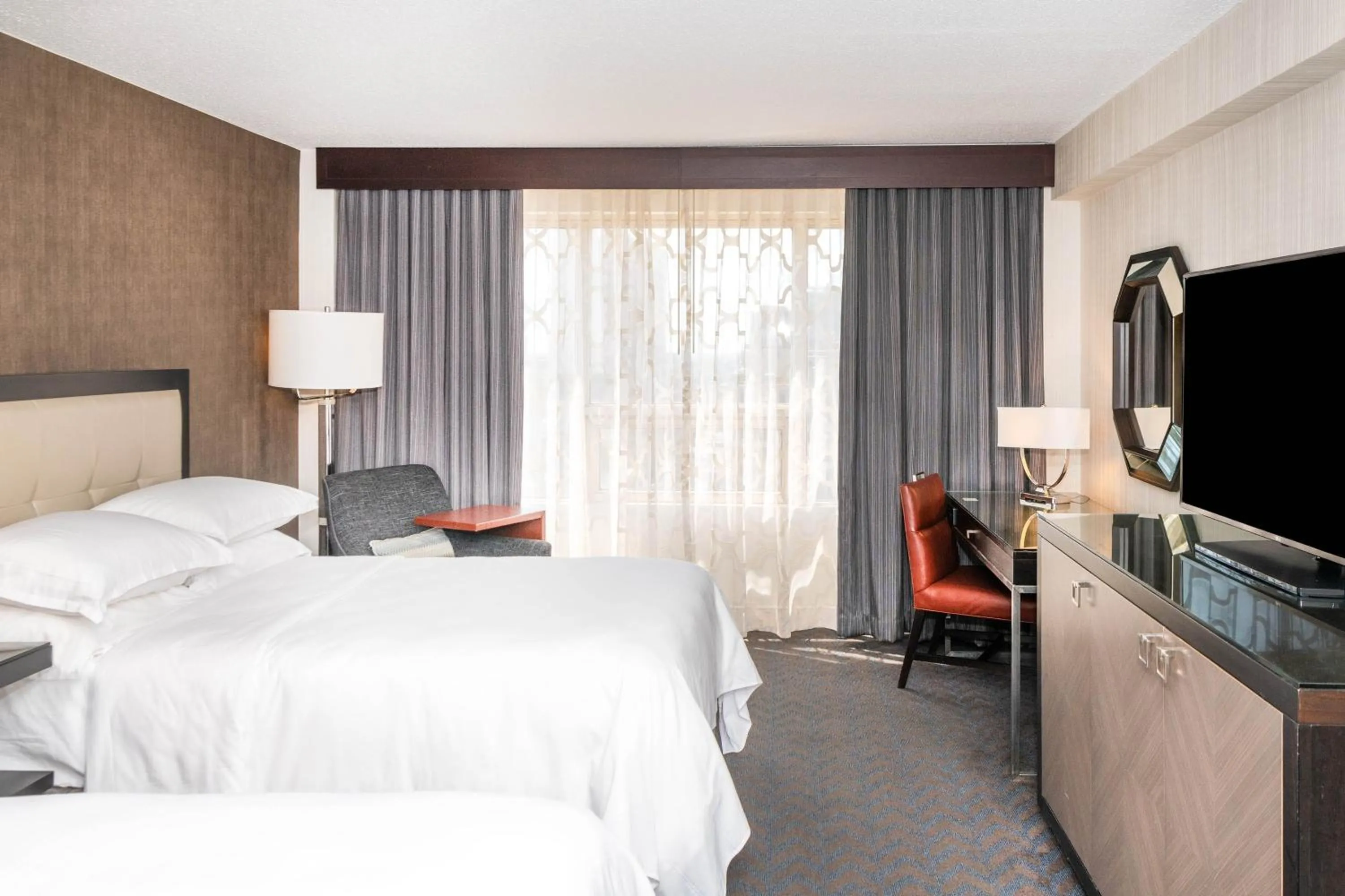 Photo of the whole room, Bed in Sheraton Indianapolis City Centre Hotel