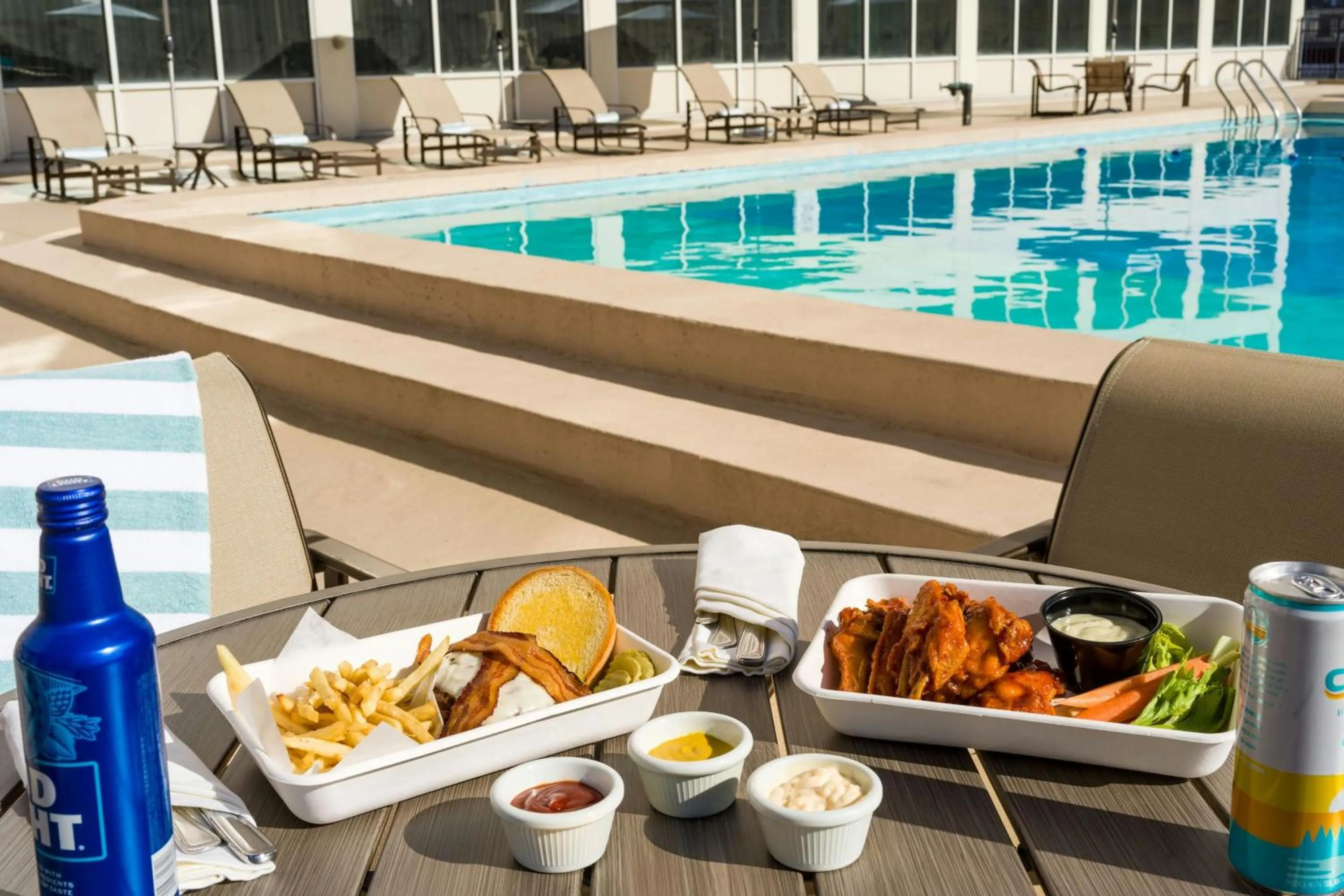 Swimming pool in Sheraton Indianapolis City Centre Hotel