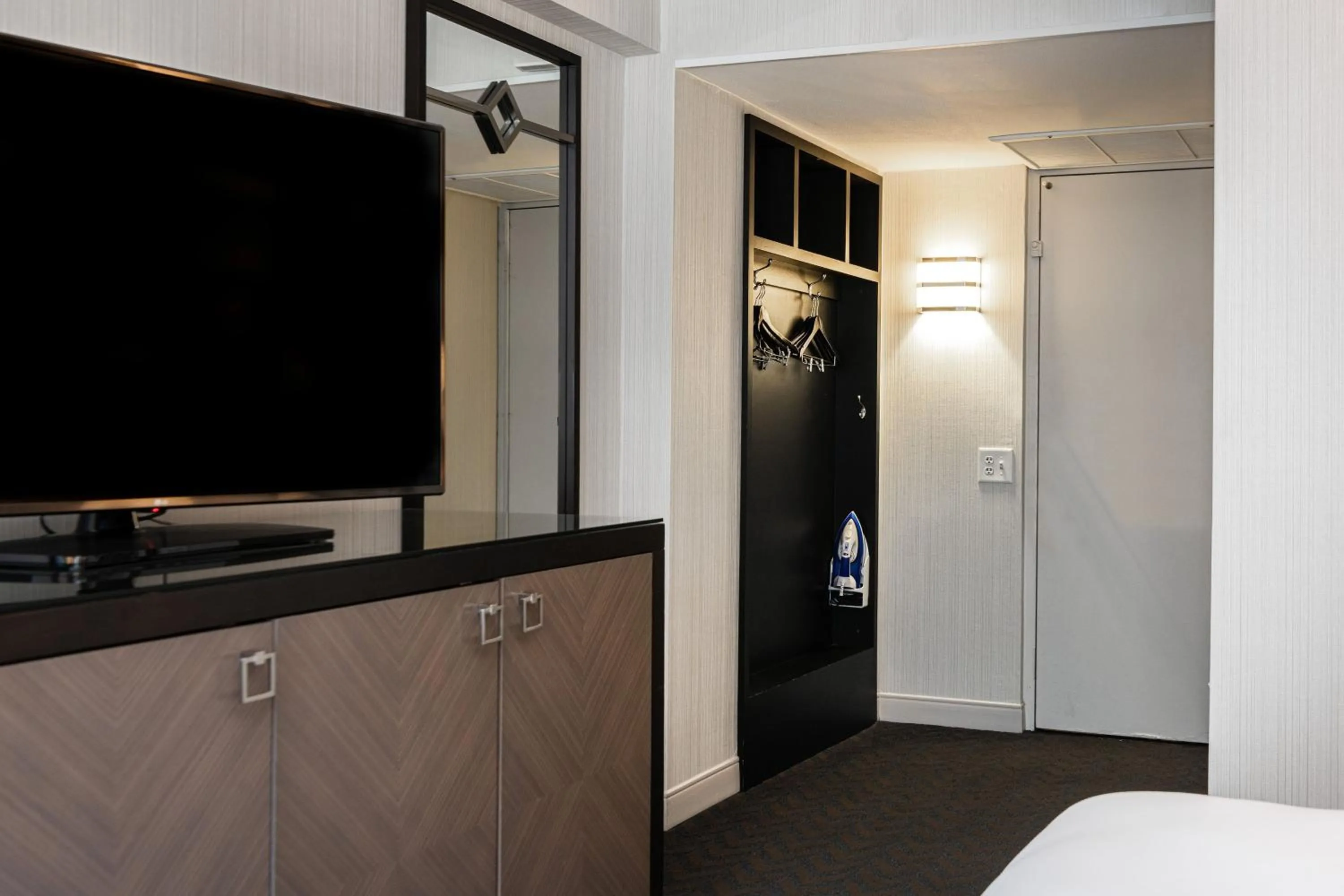 Photo of the whole room, Bed in Sheraton Indianapolis City Centre Hotel