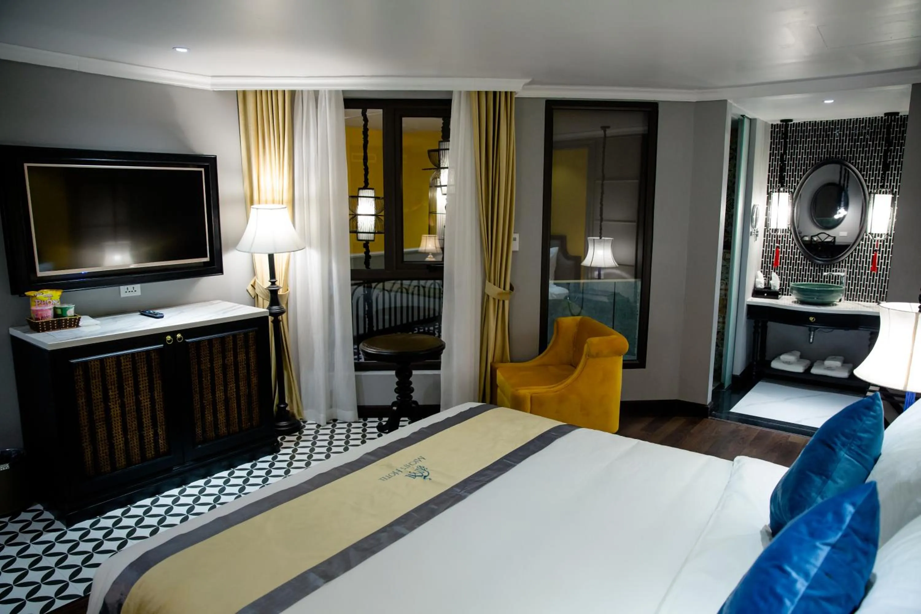 Bed in Michi's hotel laocai